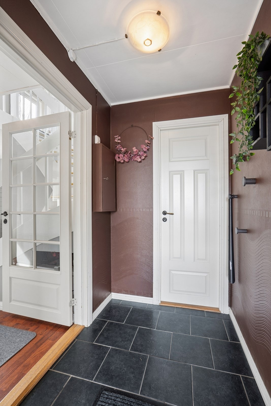 Velkommen inn! Hyggelig entré med plass for enkle garderobe- og opphengsløsninger. Galleribilde