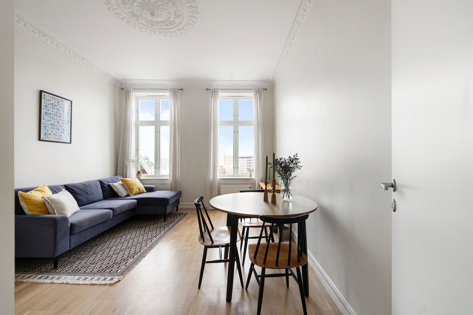 Her får du en nydelig stue - lys med store vinduer, stukkatur, rosett og utsikt. Galleribilde