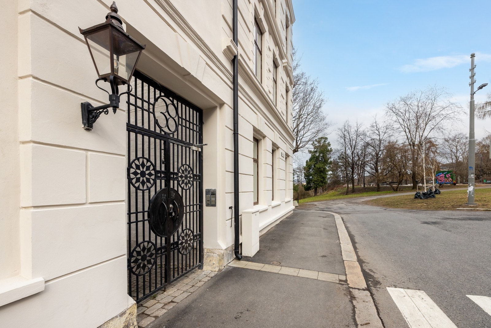 Leiligheten ligger i en svært representativ bygård med rolig og sentral beliggenhet på Kampen. Galleribilde