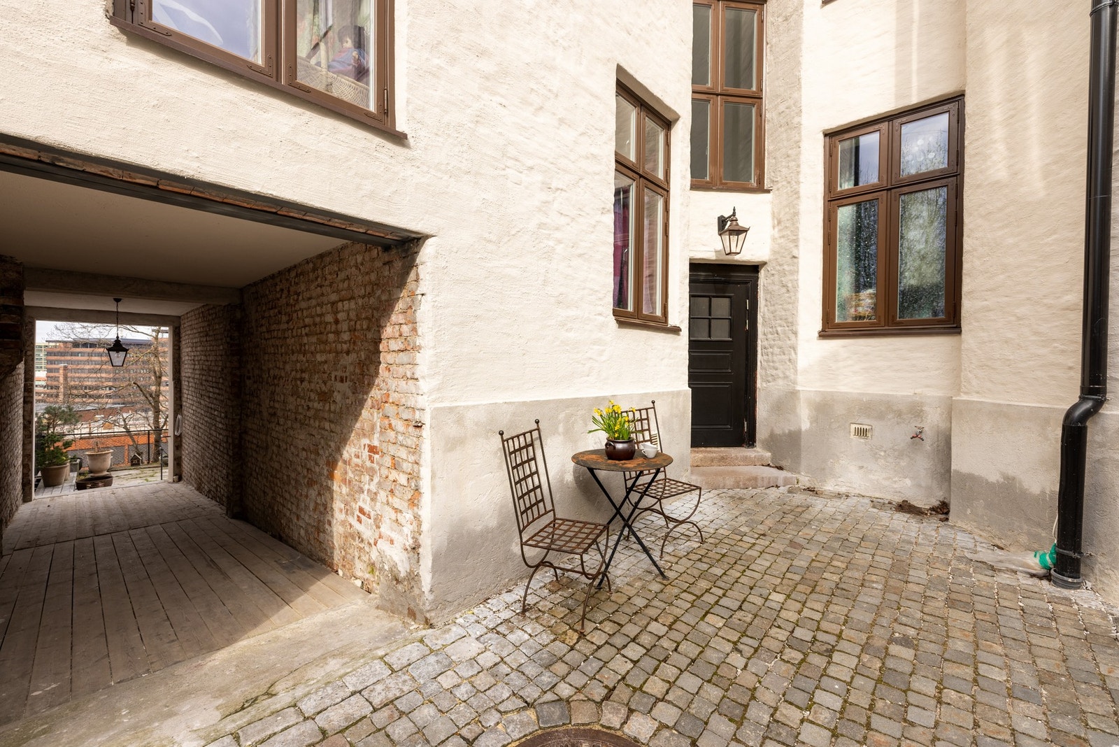 Det er sitteplasser også i den sjarmerende forgården. Galleribilde