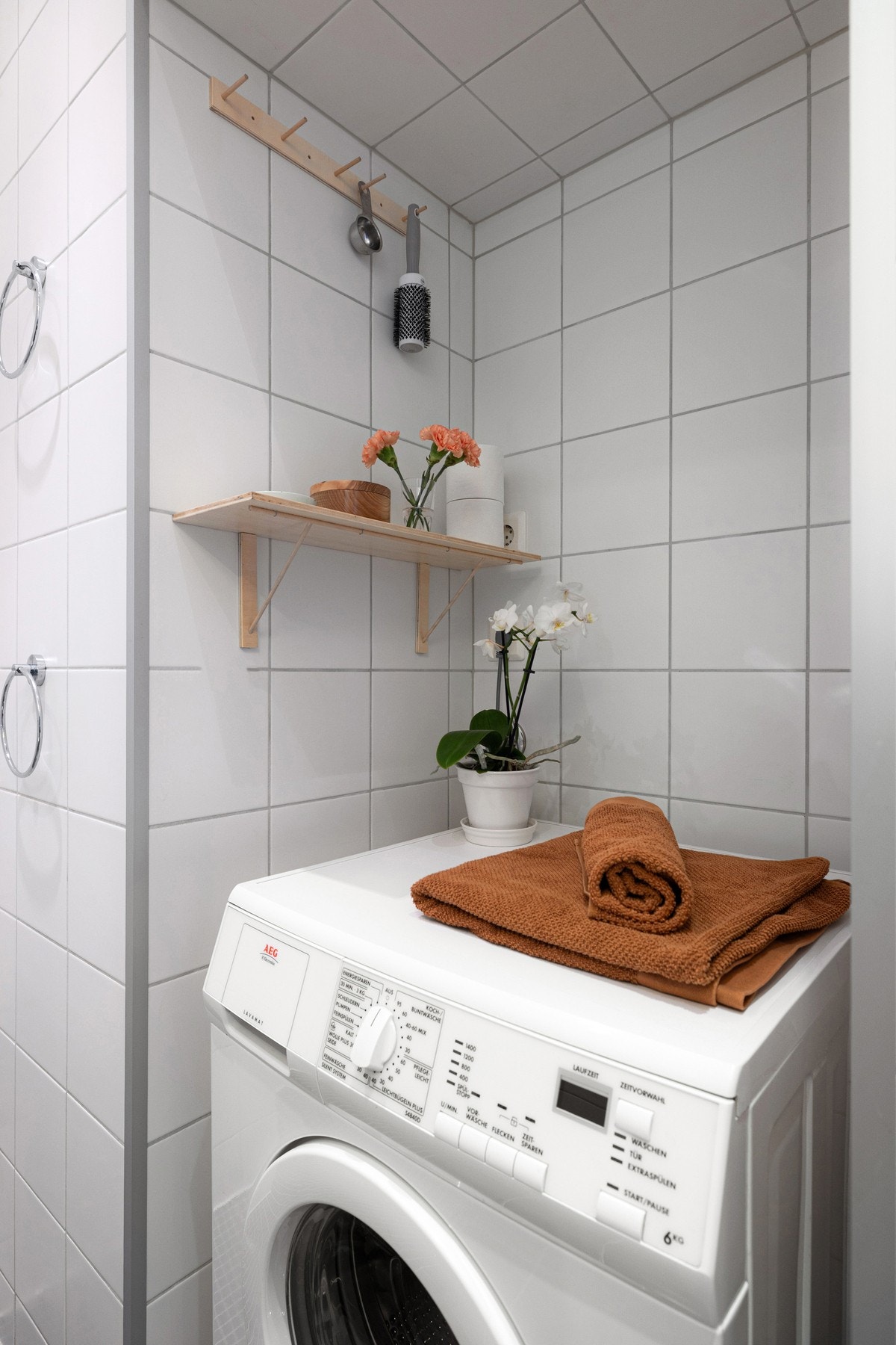 Praktisk nisje med opplegg for vaskemaskin og plass til tørketrommel. Galleribilde