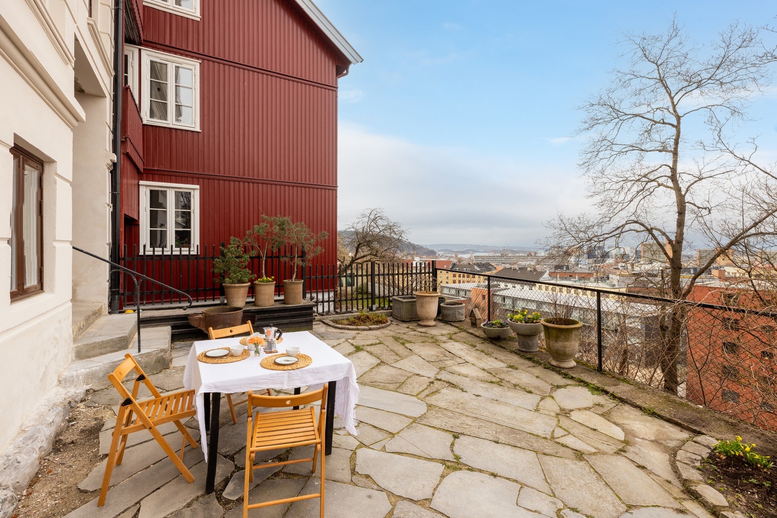 Borettslagets flotte terrasse med sittegruppe og beplantning. Galleribilde