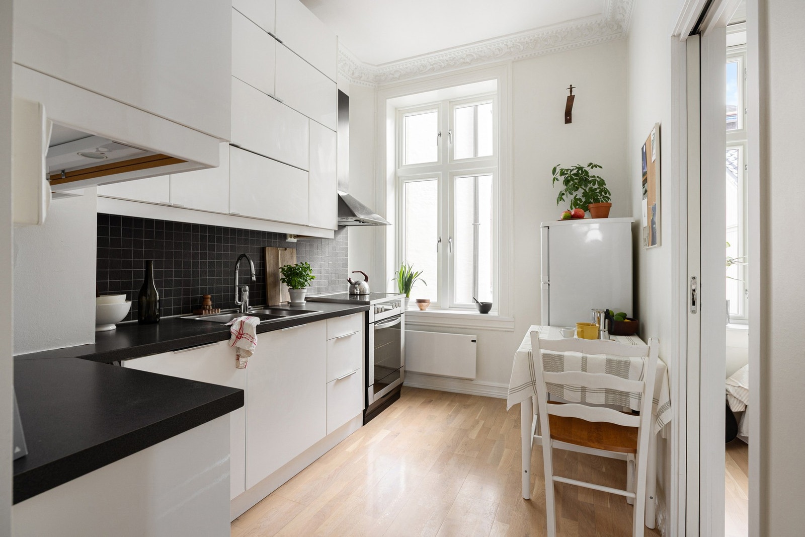 Kjøkkenet er lyst og hyggelig med plass til frokostbord. Galleribilde