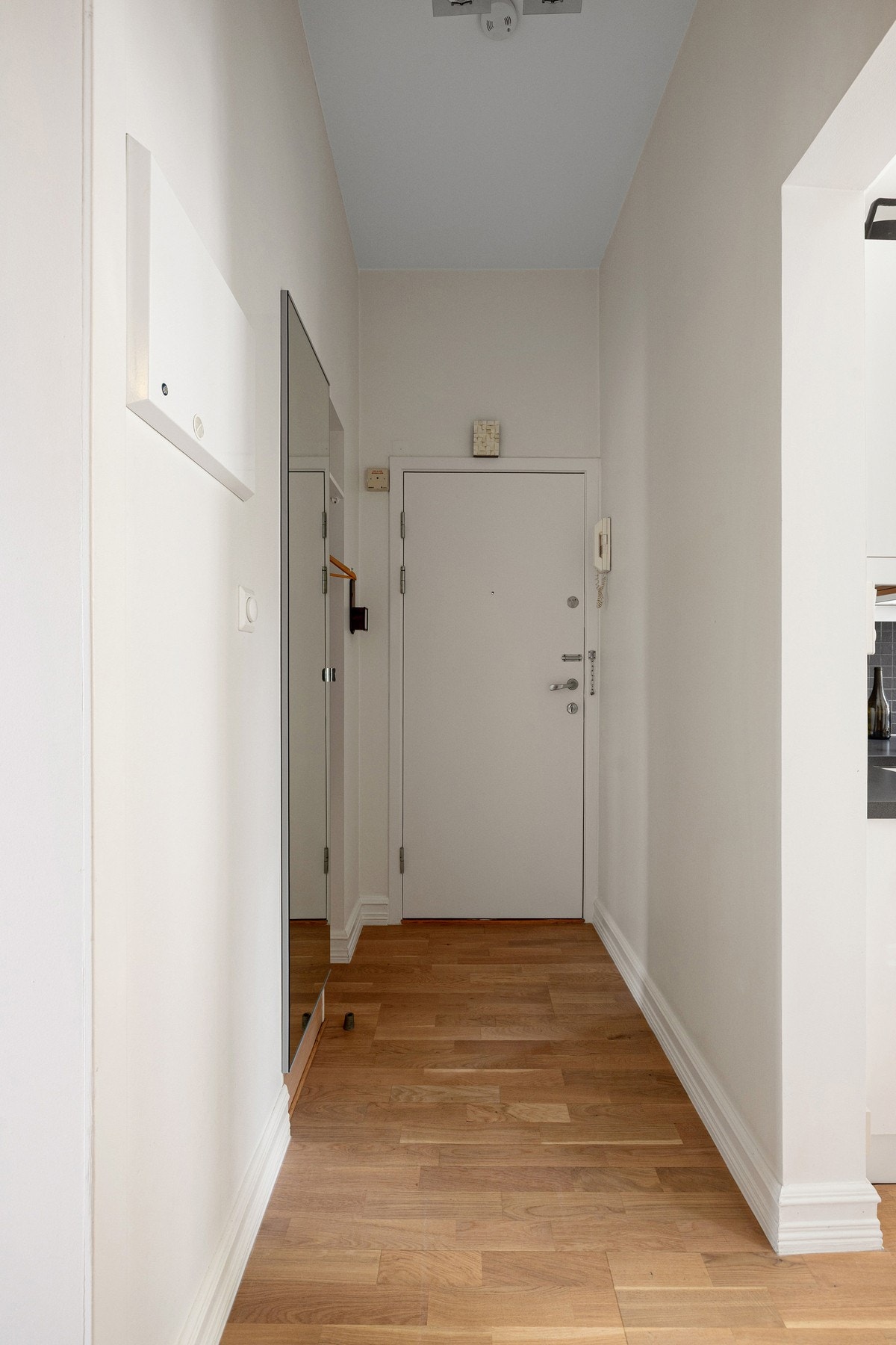 Pen entré med garderobe. Galleribilde