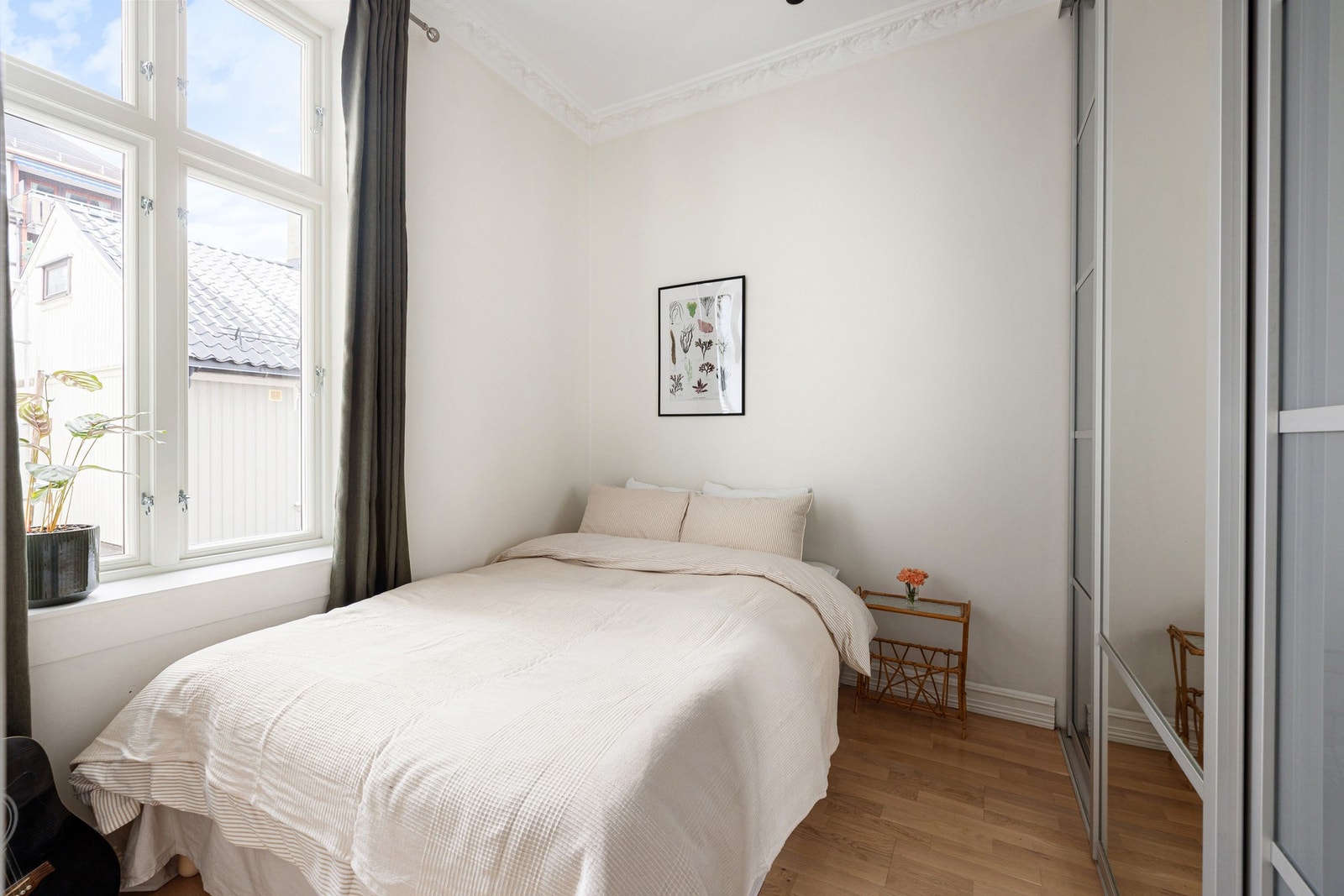 Soverommet er romslig nok med plass til dobbeltseng og du får en stor skyvedørsgarderobe. Galleribilde