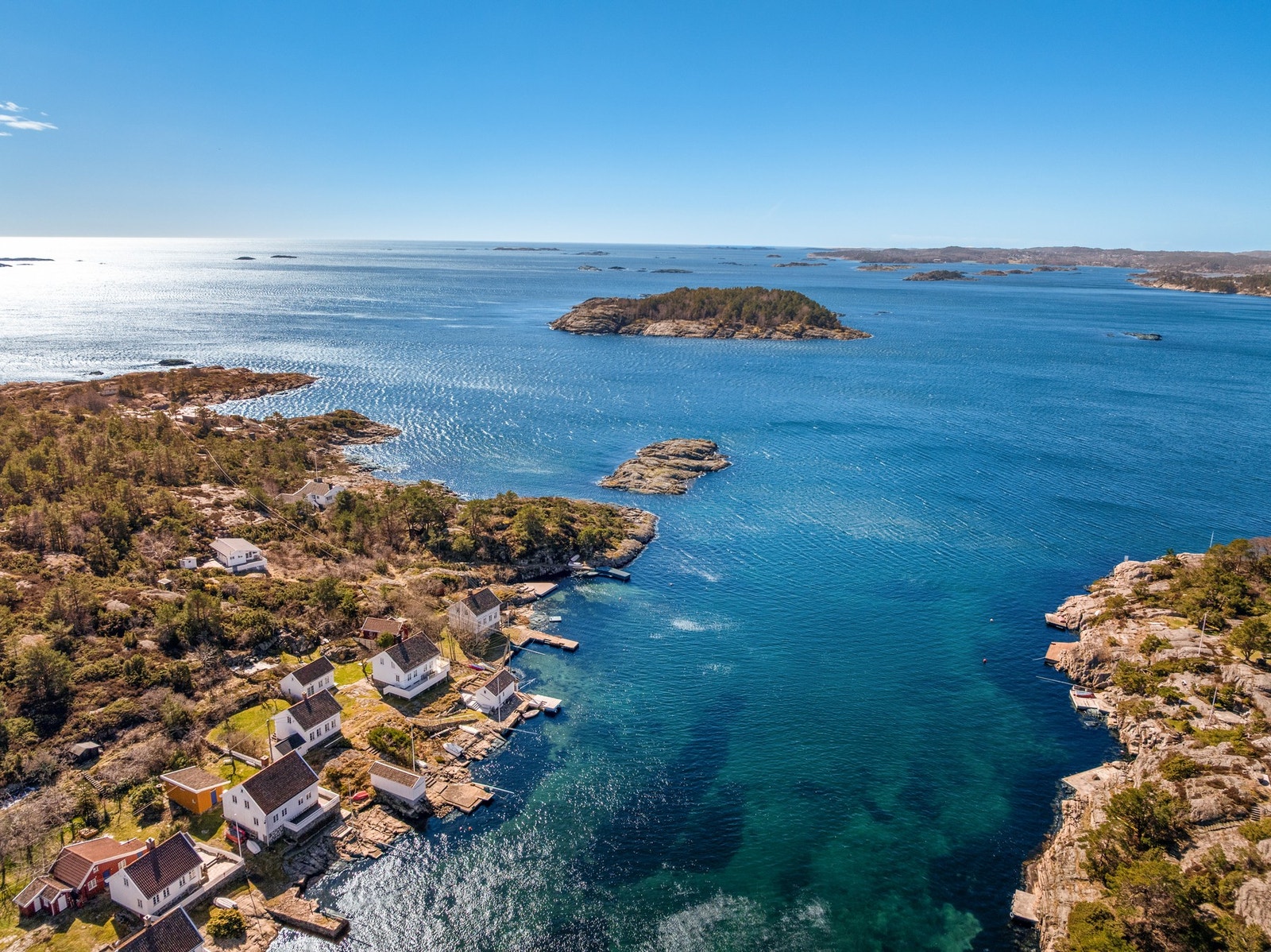 En kort rotur fra Hisøy finner du denne vakre skjærgårdsperlen med sjelden beliggenhet helt i vannkanten - krystallklart sjøvann, egen brygge og vidstrakt utsikt gir en eksklusiv ramme for det gode liv. Galleribilde