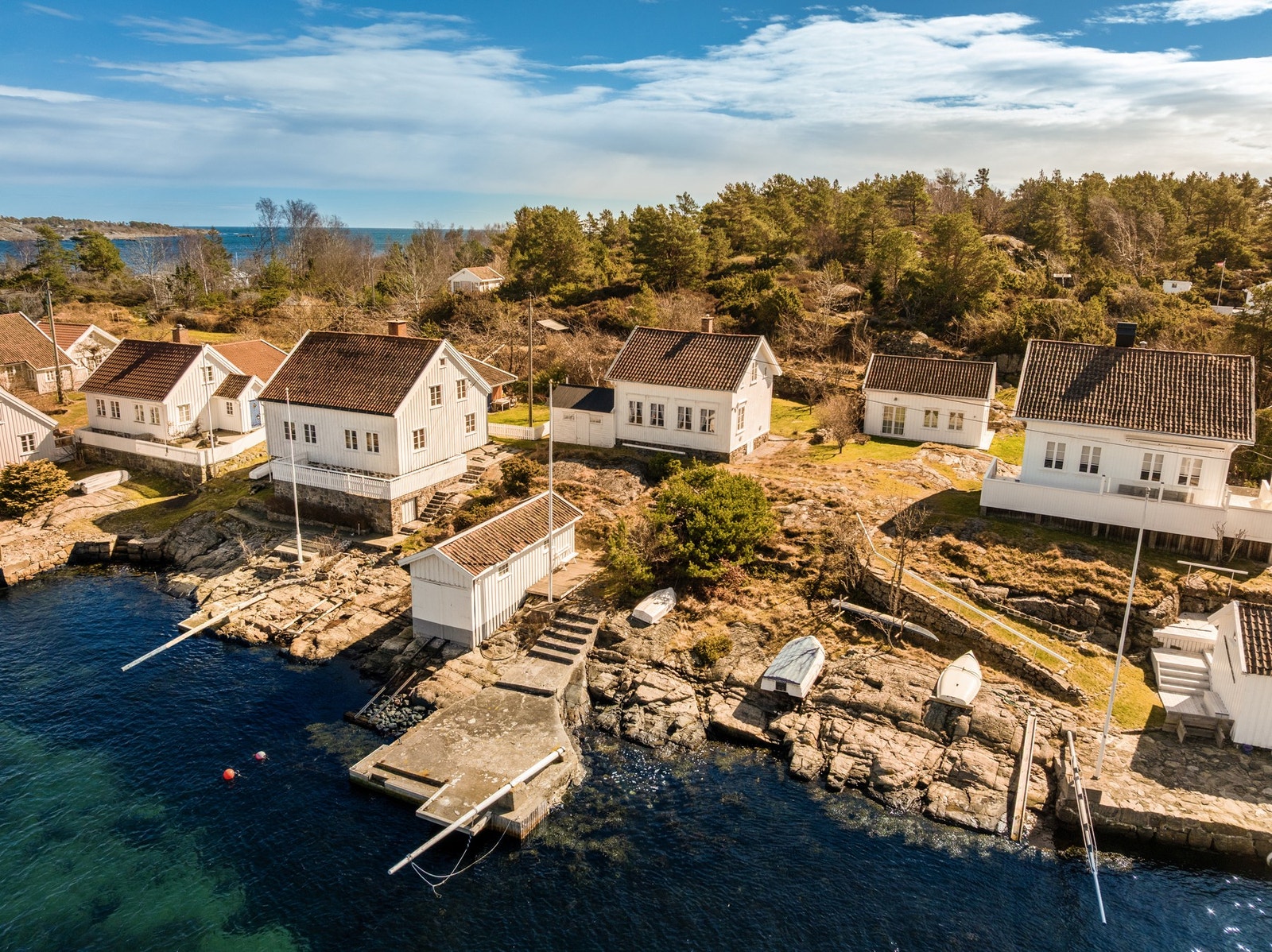 Eksklusiv beliggenhet ved sjøen med spektakulær utsikt over skjærgården - en sjelden mulighet til å sikre seg eiendom i øverste prisklasse, hvor ro, privatliv og natur møtes i perfekt harmoni. Galleribilde