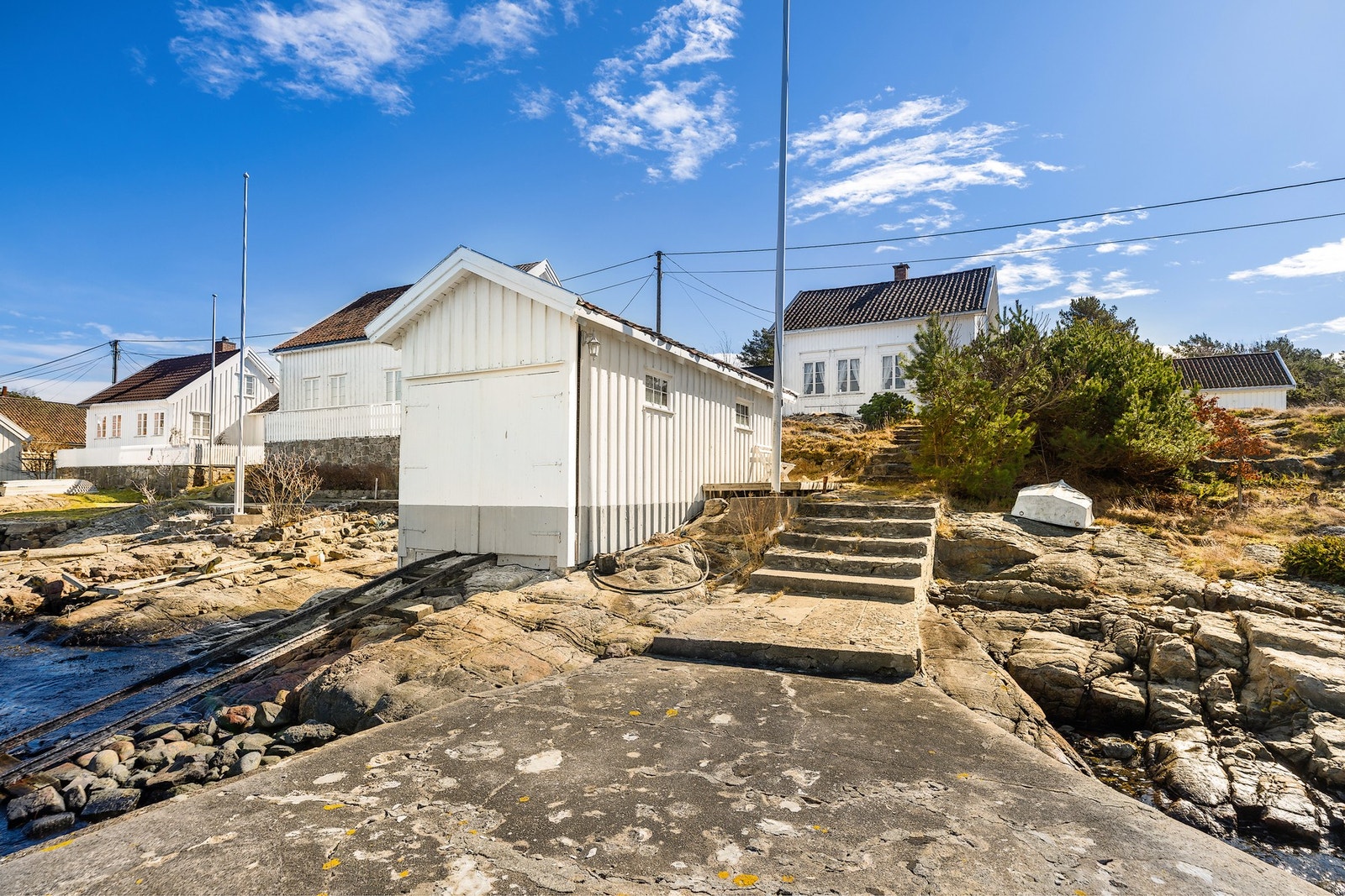Egen brygge og naust i sjøkanten - perfekt for båtliv, bading og rolige dager helt ved vannet. Galleribilde