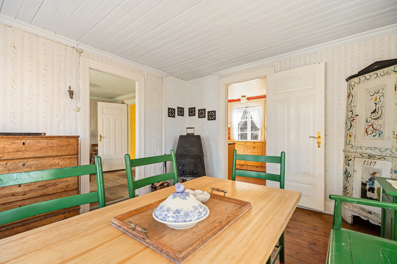 Spisestuen ligger i tilknytning til kjøkkenet. En eldre vedovn varmer også rommet på de kalde dagene. Galleribilde
