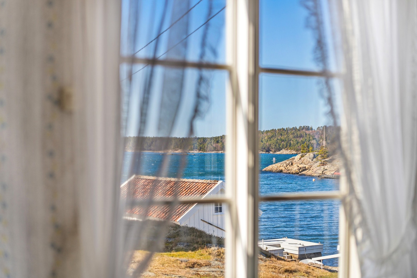 Fabelaktig kontakt med sjøen gjennom vinduet - en idyllisk ramme rundt de maritime omgivelsene. Galleribilde