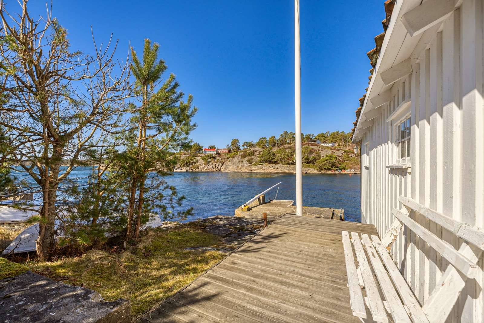 Solrik uteplass helt i vannkanten - perfekte omgivelser for morgenkaffe, sjøluft og uforstyrret utsikt over Havsøysundet. Galleribilde