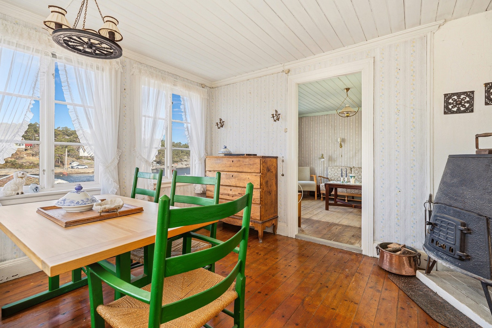 Koselig spisestue med god plass til spisebord, rikelig lysinnslipp og sjarmerende detaljer. Galleribilde