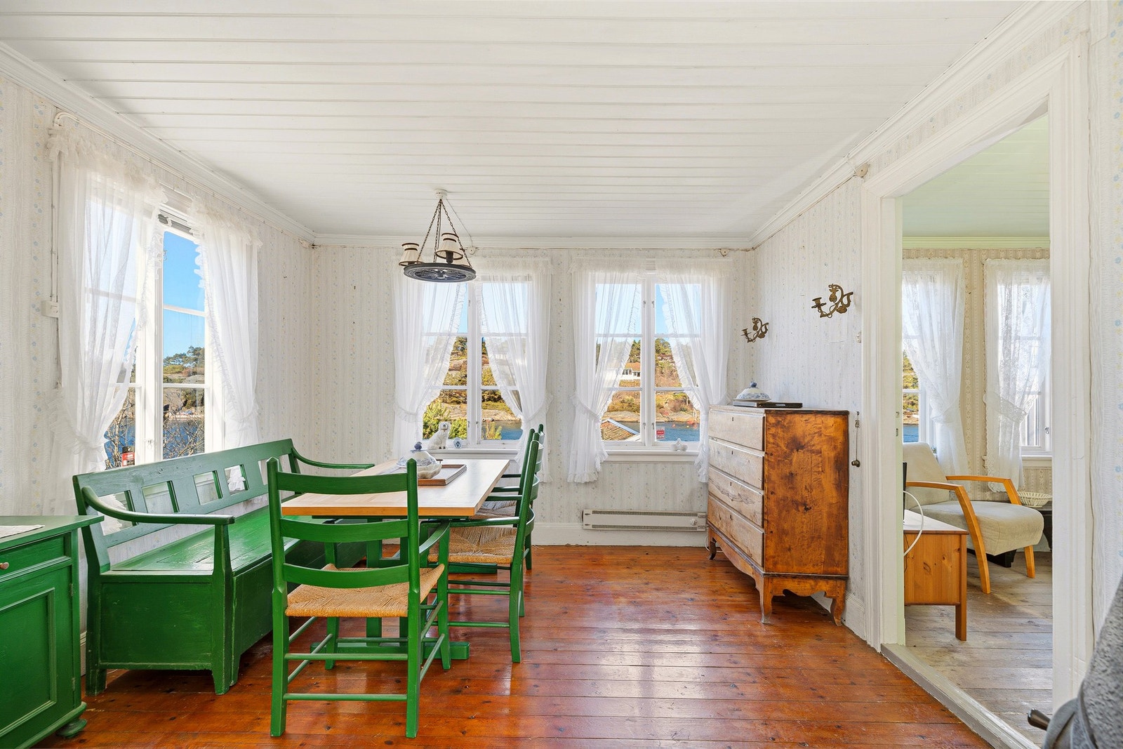 Spisestuen har fin størrelse med plass til langbord. Galleribilde