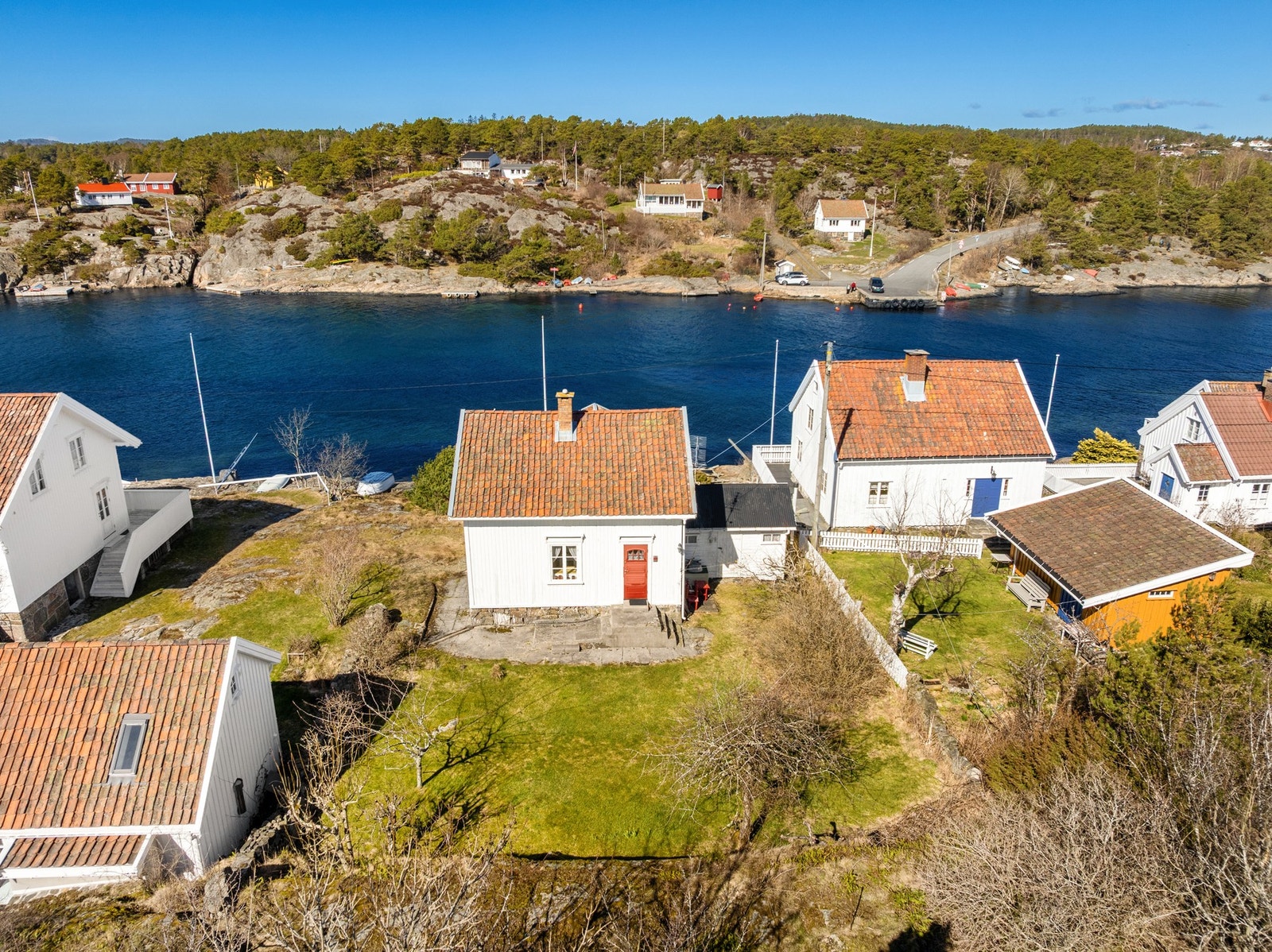 Et fredelig og naturnært uteområde med ekte sørlandsstemning. Galleribilde