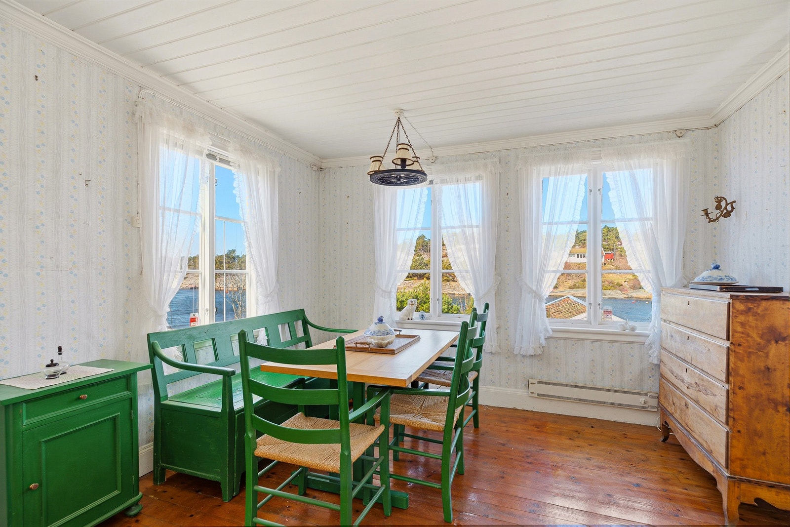 Lys og romslig spisestue med store vindusflater, hyggelig utsyn og god plass til familie og gjester. Galleribilde