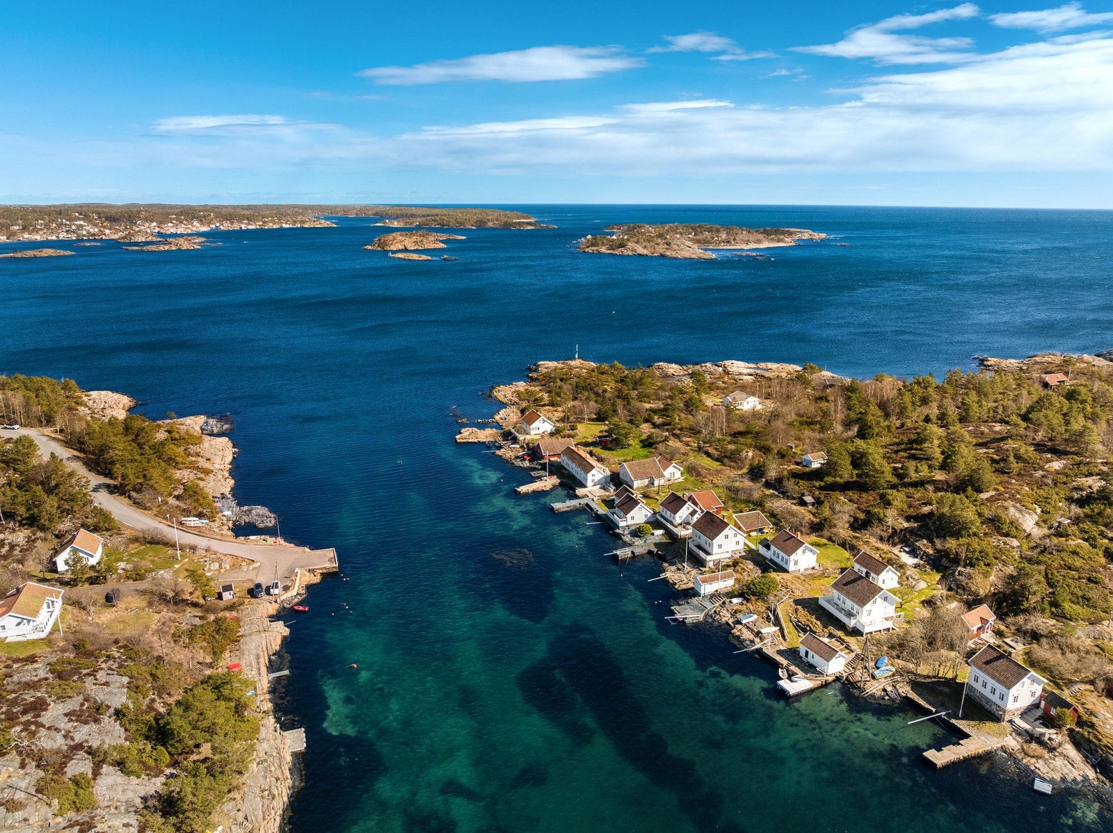 Unik eiendom i første rekke mot sjøen med panoramautsikt over vakker skjærgård - et eksklusivt fristed med privat brygge og en beliggenhet få kan matche. Galleribilde