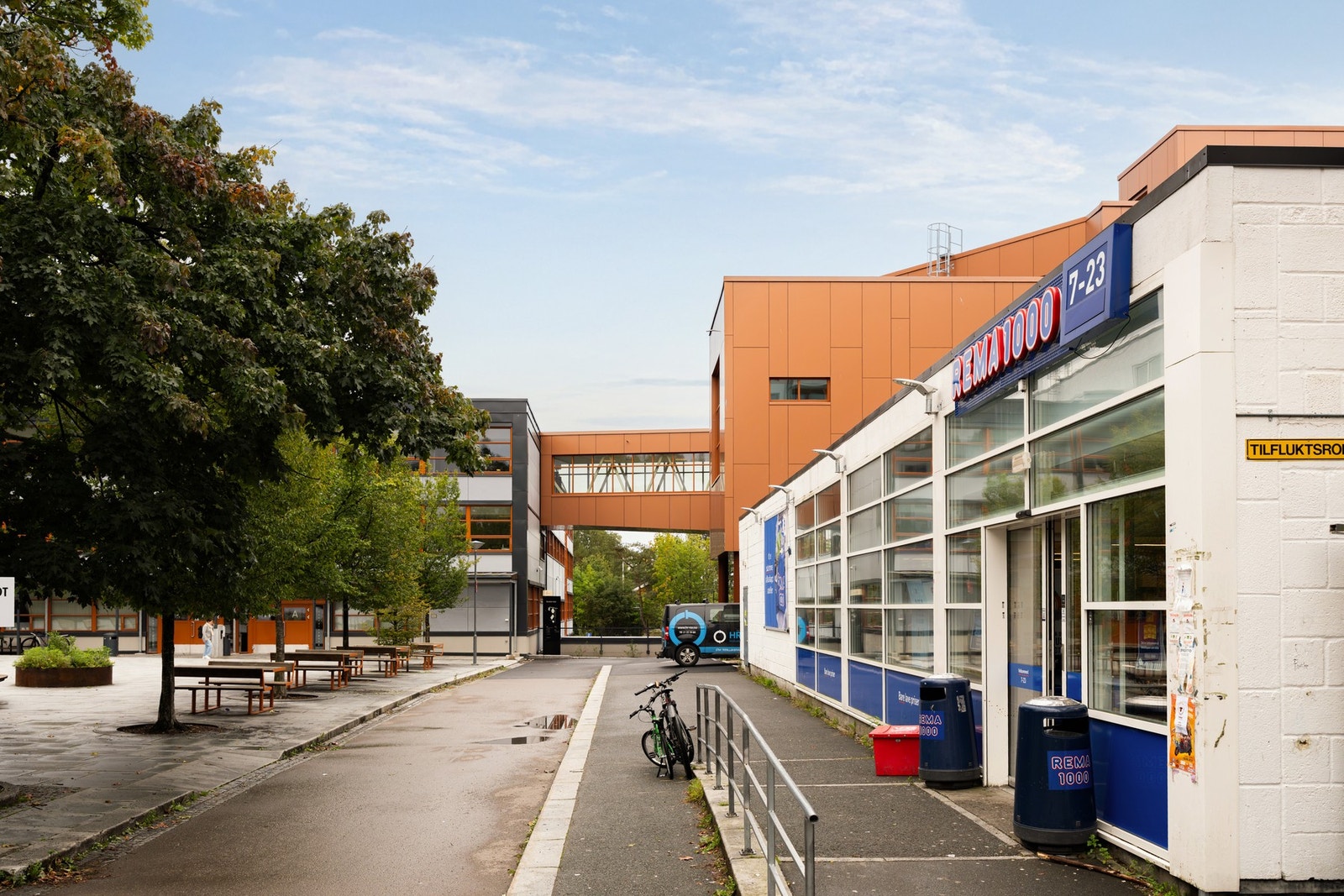 Det er nærhet til flere dagligvarehandler. Galleribilde