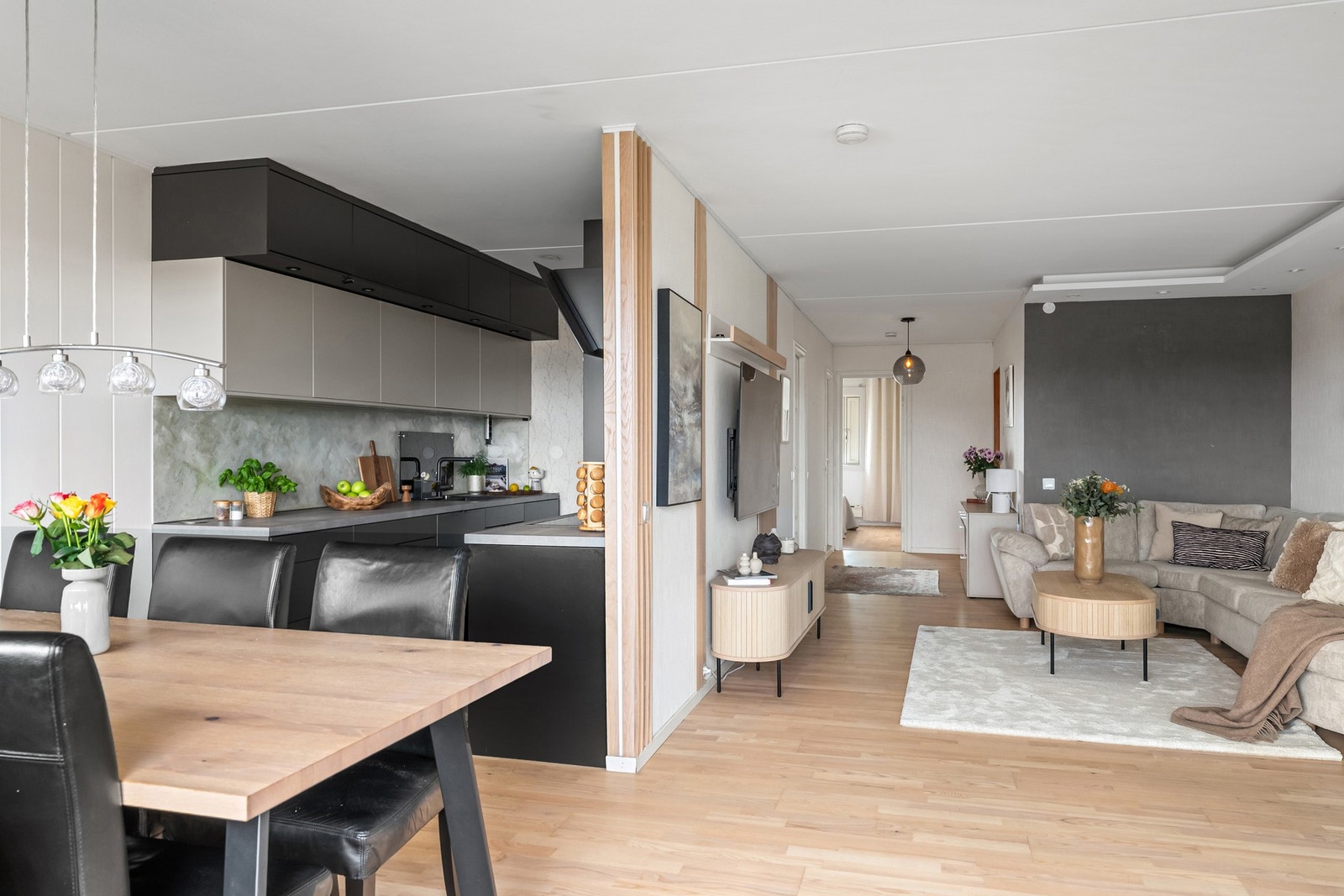 Kjøkkenet er praktisk plassert i egen del av stuen, sosialt men tilbaketrukket. Galleribilde
