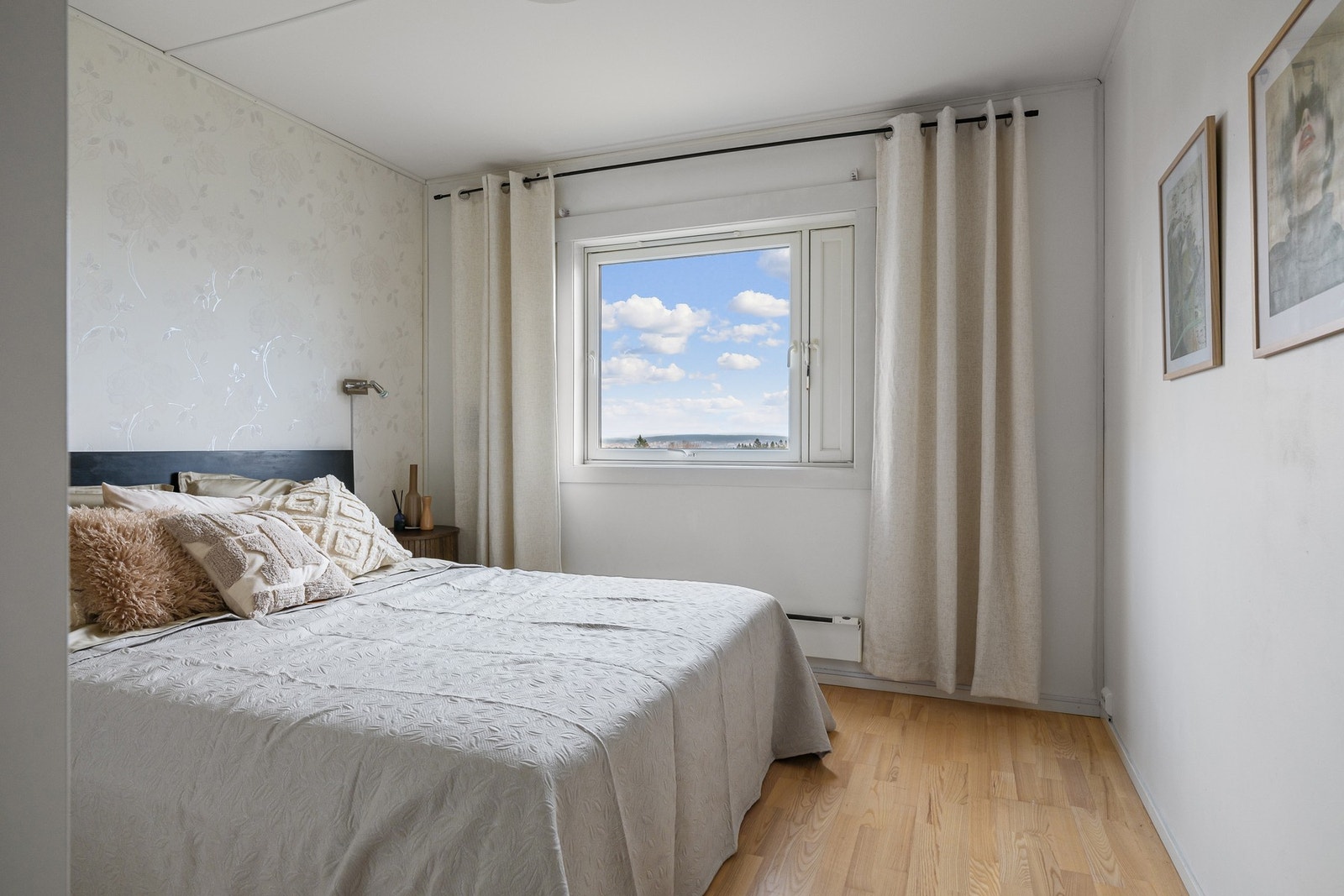 Tre inn i et stort og behagelig soverom hvor ro og lys spiller sammen. Plass til dobbeltseng, nattbord og garderobeløsning. Galleribilde