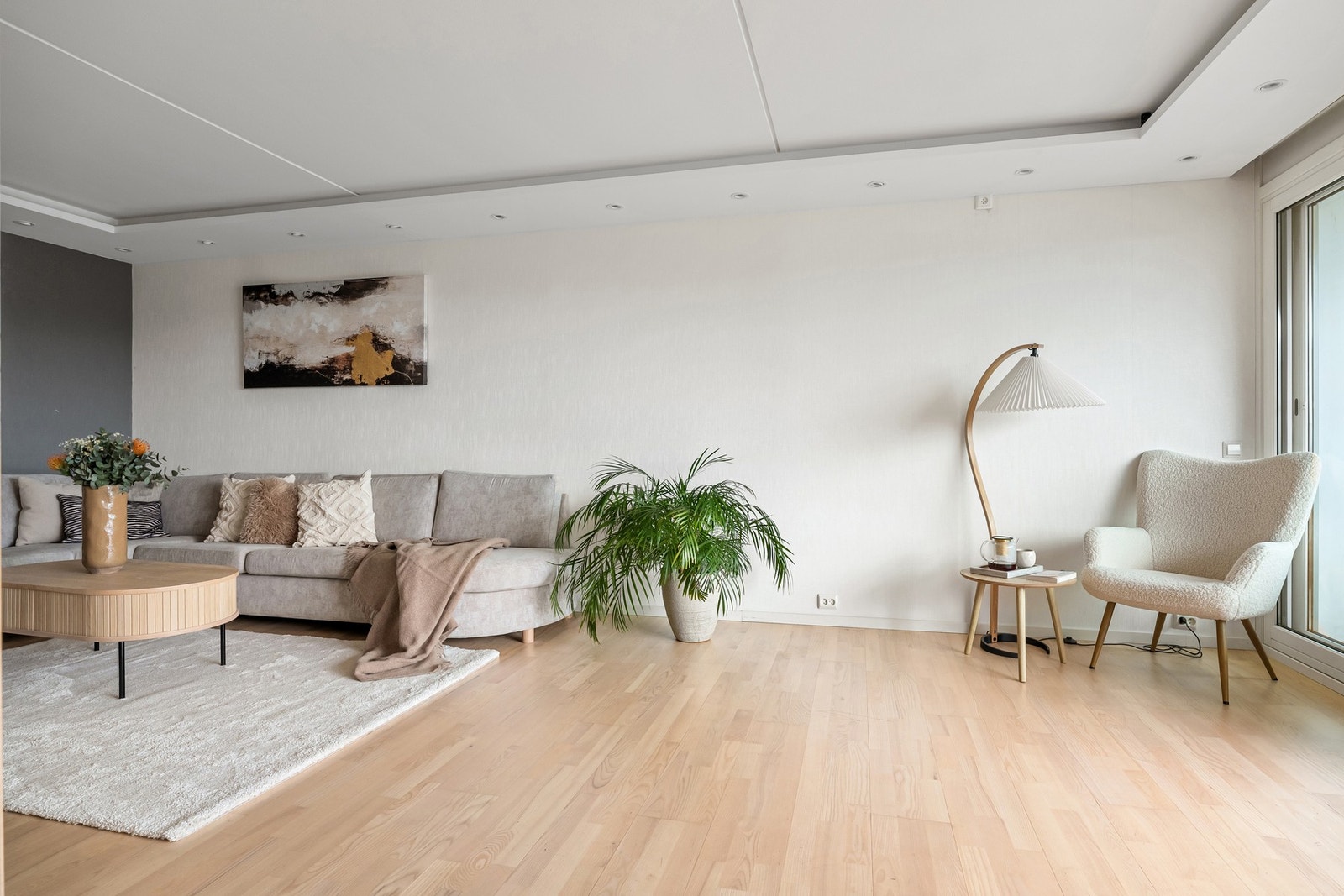 Stuen er utstyrt med integrerte downlights som gir et jevnt og behagelig lys. Galleribilde