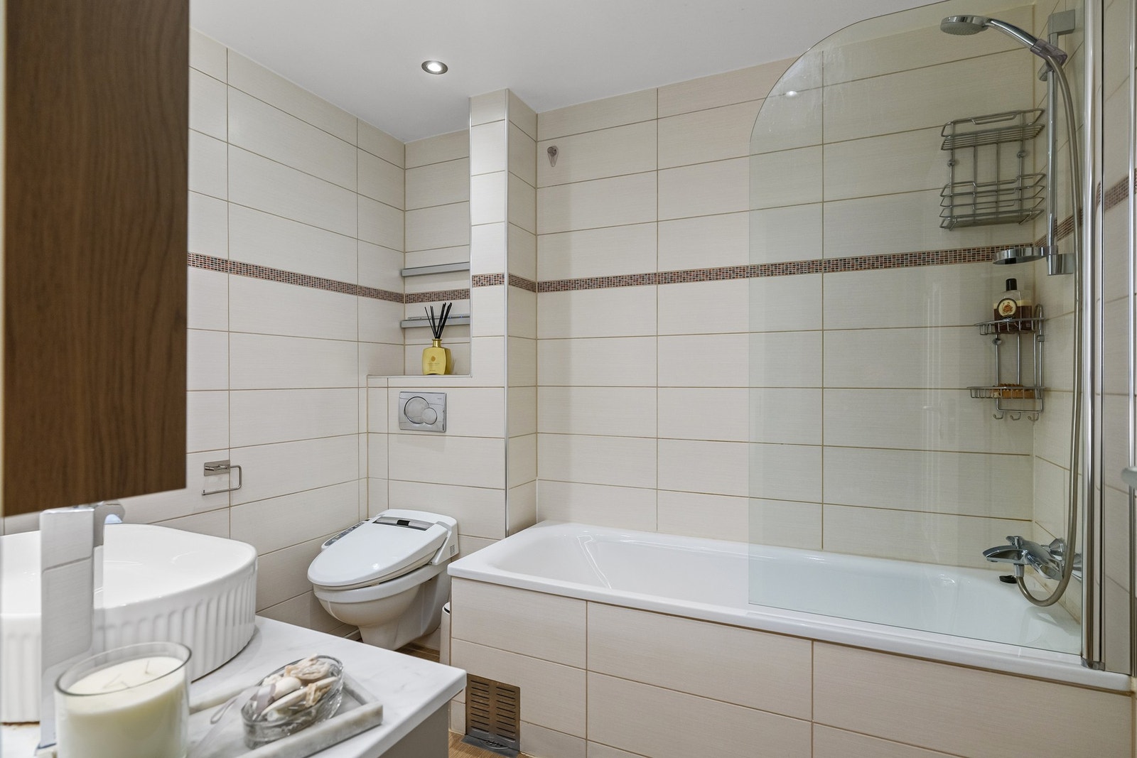 Badet byr på et delikat badekar som skaper en rolig sone for velvære, et naturlig sted å koble av etter en lang dag. Galleribilde