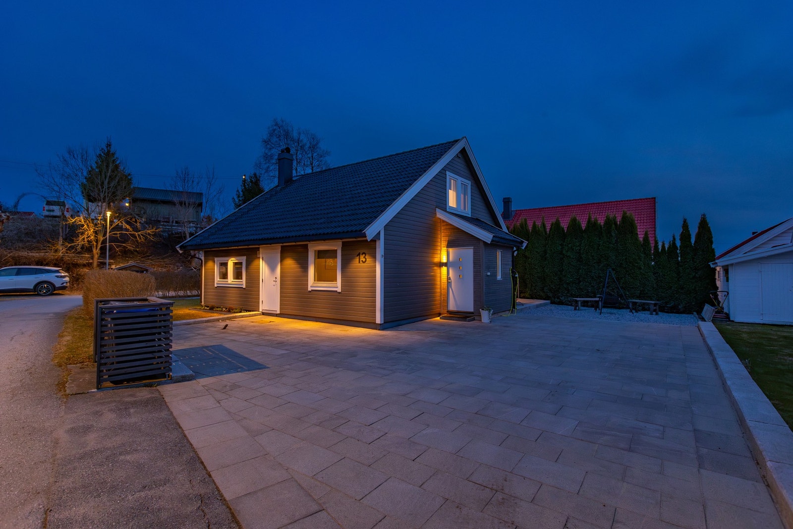 Romslig, stenlagt gårdsplass Galleribilde