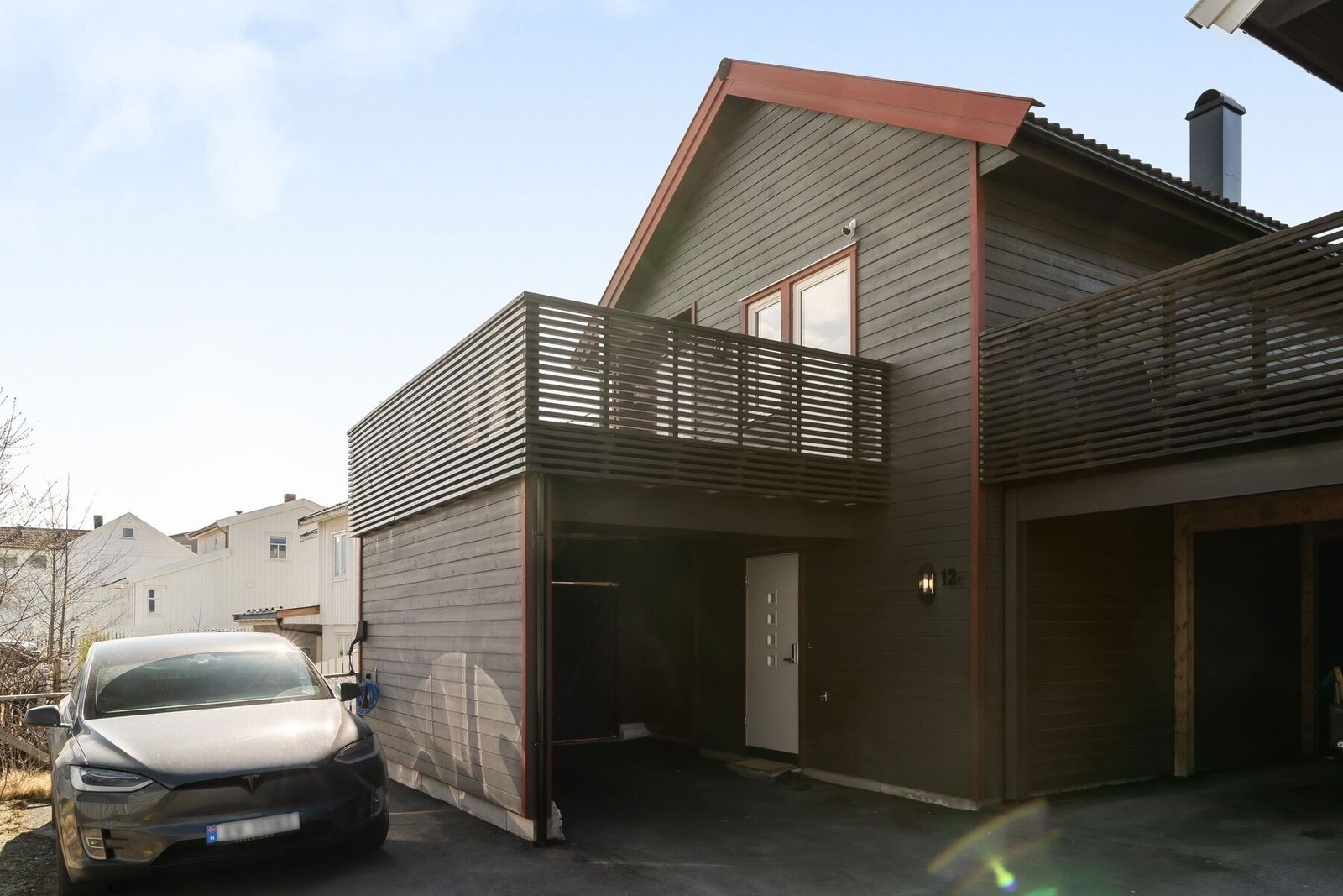 Praktisk carport samt muligheter for å parkere på tomten og installert elbillader. Her kan man sikre seg godt med parkeringsmuligheter. Galleribilde