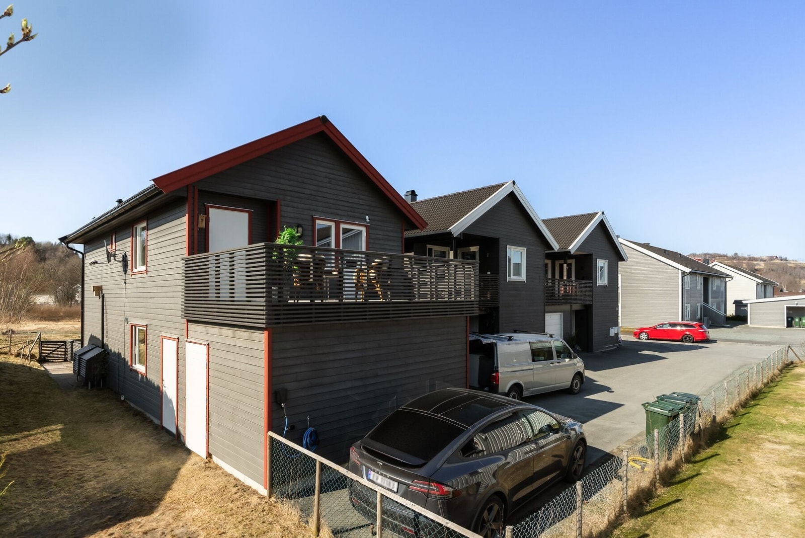 Fra terrassen har man adkomst til boligens frodige hage med bærbusker og trær. Hagen er på ca. 83 m². Galleribilde