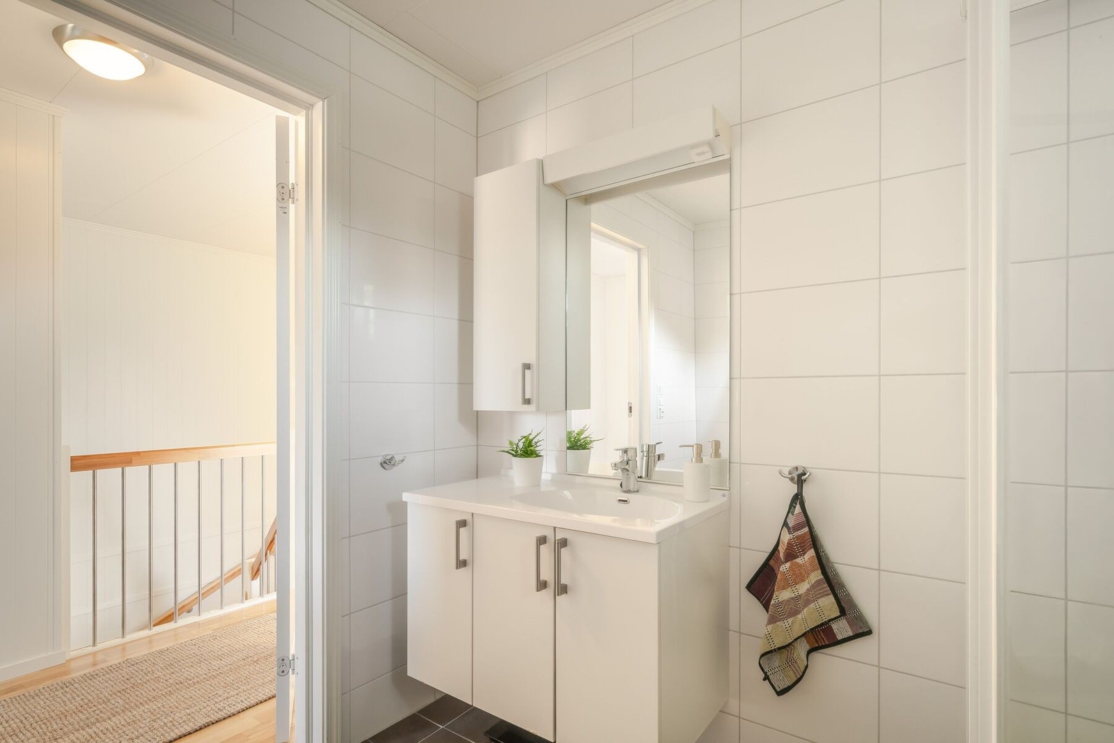 Flislagt og lyst bad i andre etasje på 5,7 m². Galleribilde