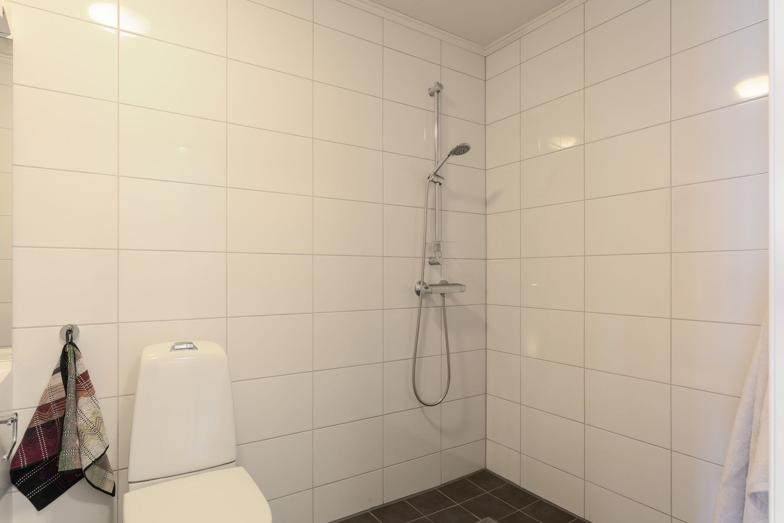 Badet nyter også av praktisk gulvvarme, som gir en komfortabel atmosfære. Galleribilde
