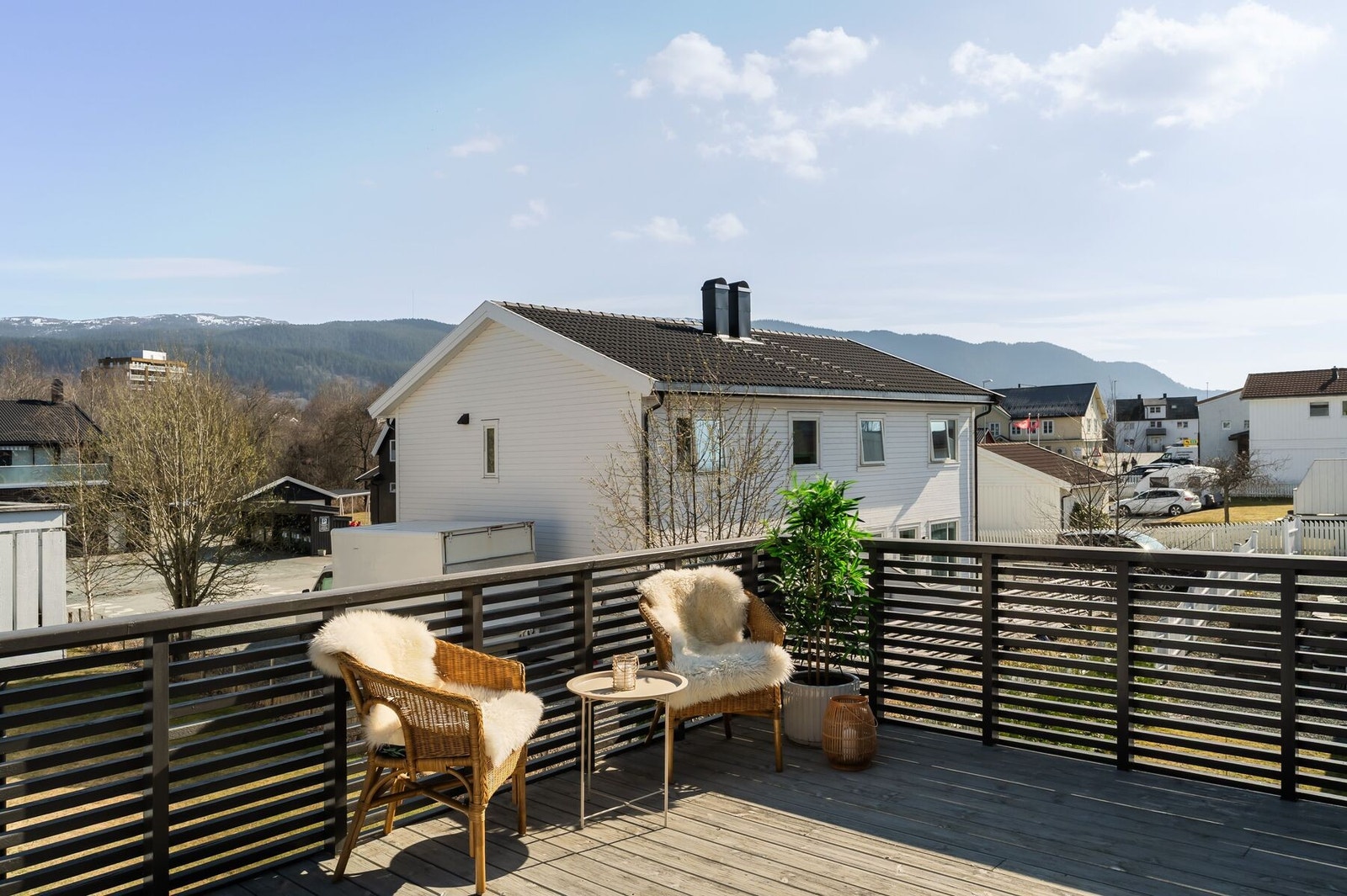 Takterrasse måler 19 m² - et perfekt sted for å nyte morgenkaffen i rolige omgivelser. Galleribilde