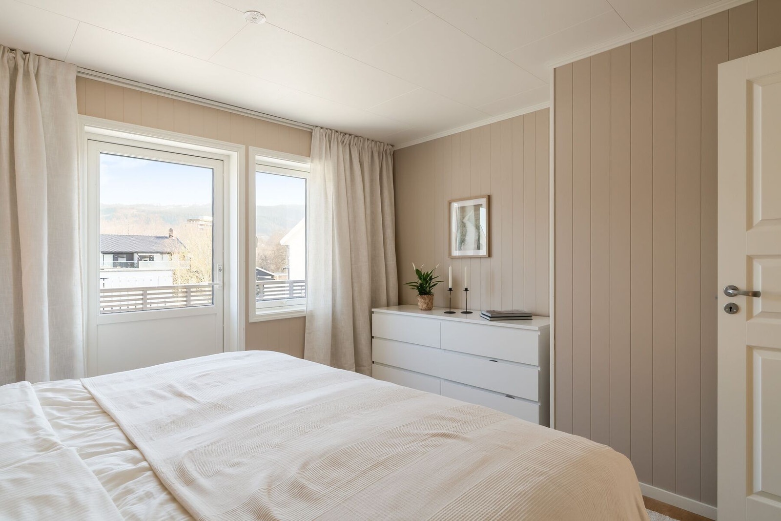 Rommet er på 13,1 m² og har direkte utgang til en hyggelig takterrasse. Galleribilde