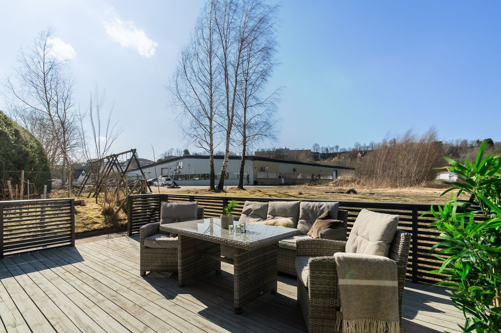 En romslig terrasse på 24 m², hvor du kan nyte lange sommerdager med gode solforhold og hyggelige måltider utendørs. Galleribilde