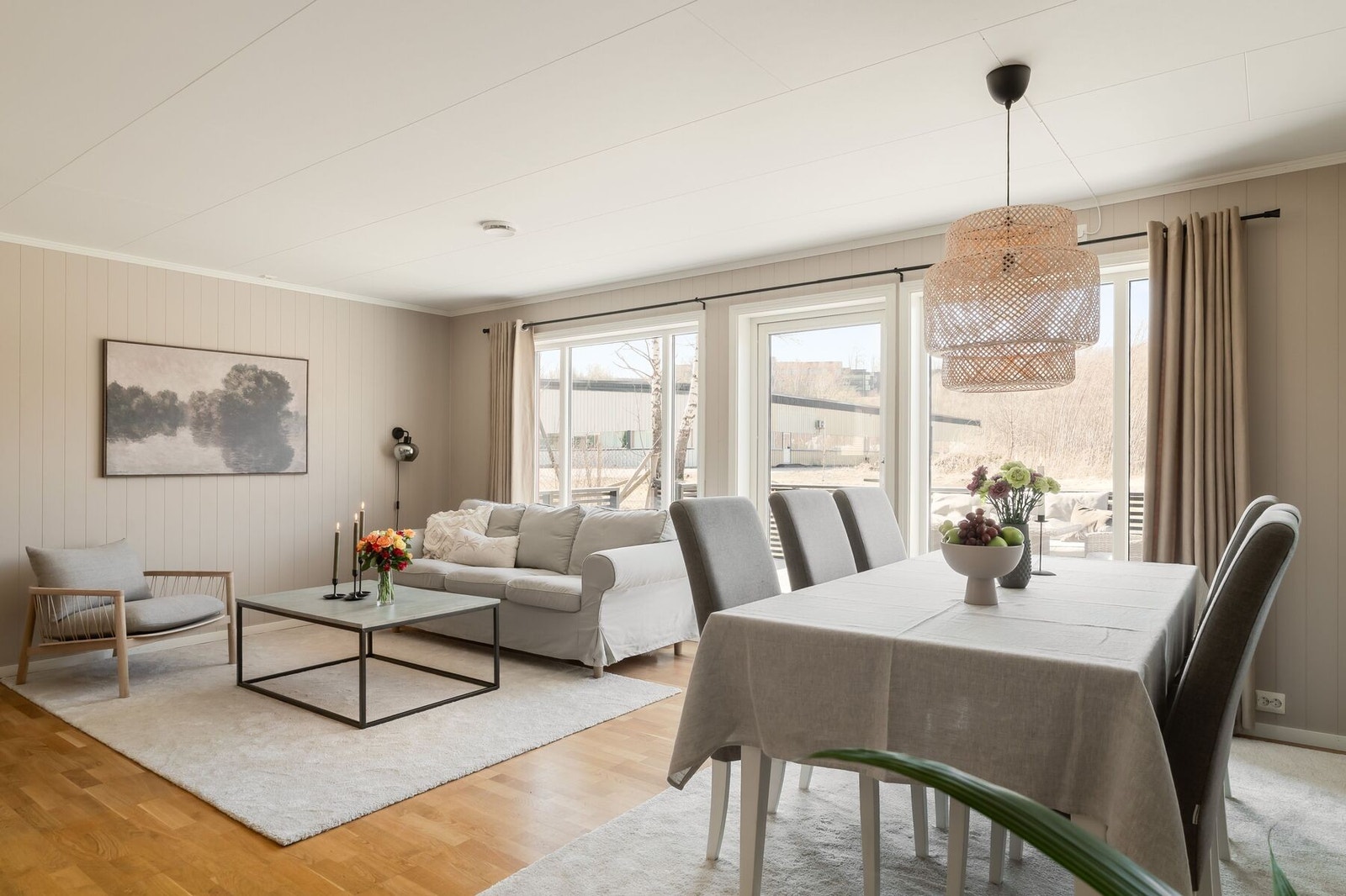 Velkommen inn! Hjerte i boligen - en stor og innbydende stue på 35,8 m². Galleribilde