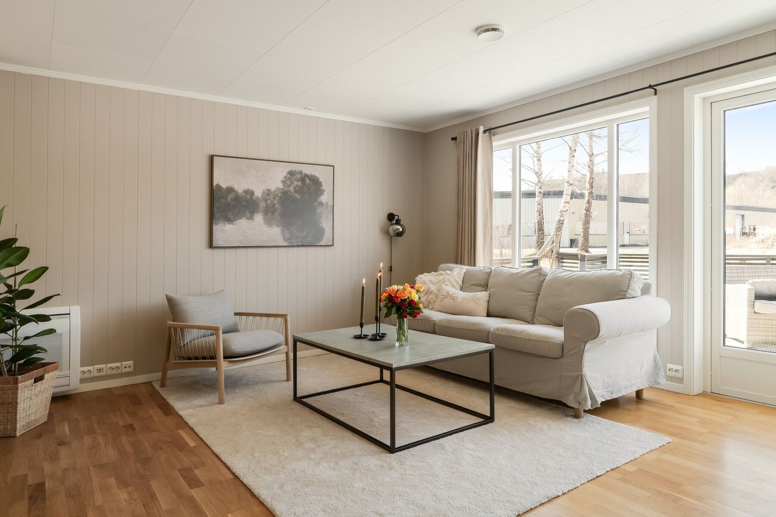 Boligen har gjennomgående god standard, gjennomtenkt planløsning, samt flotte materialvalg både innvendig og på fasade. Galleribilde
