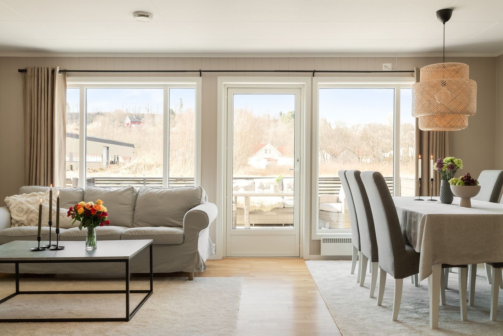 Fra stuen er det direkte utgang til en av boligens terrasser. Galleribilde