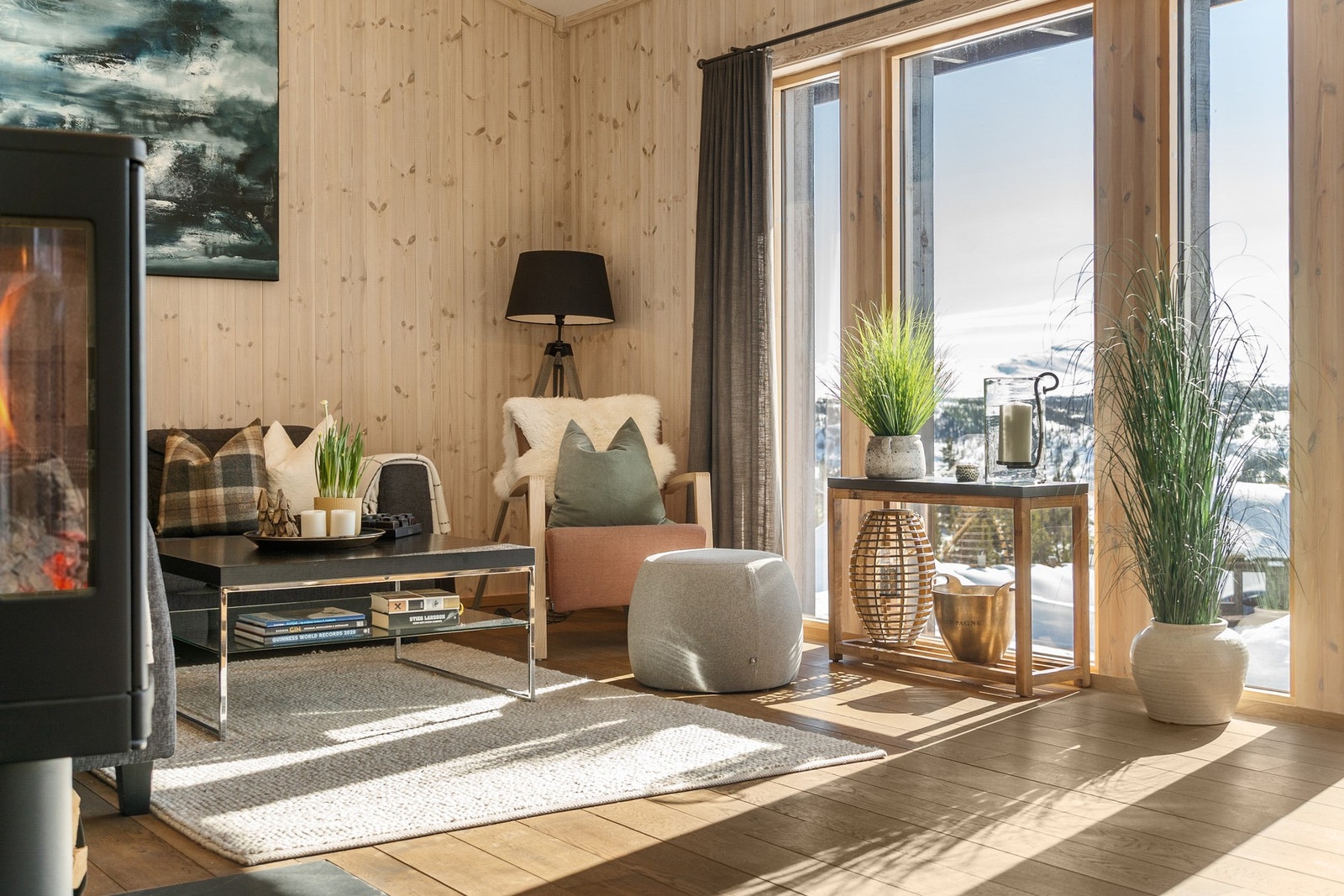 Her kan man nyte den fantastiske utsikten fra de store vinduene. Galleribilde