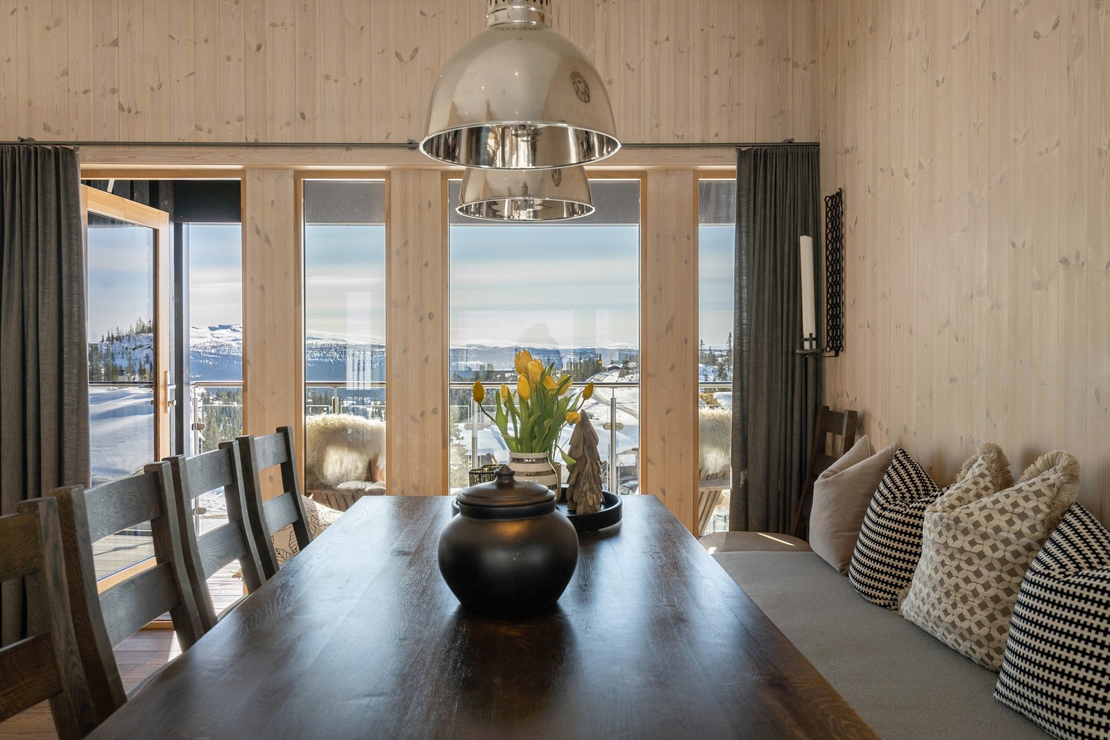 Fra spisestuen har man adkomst til en flott balkong med glassrekkeverk. Galleribilde