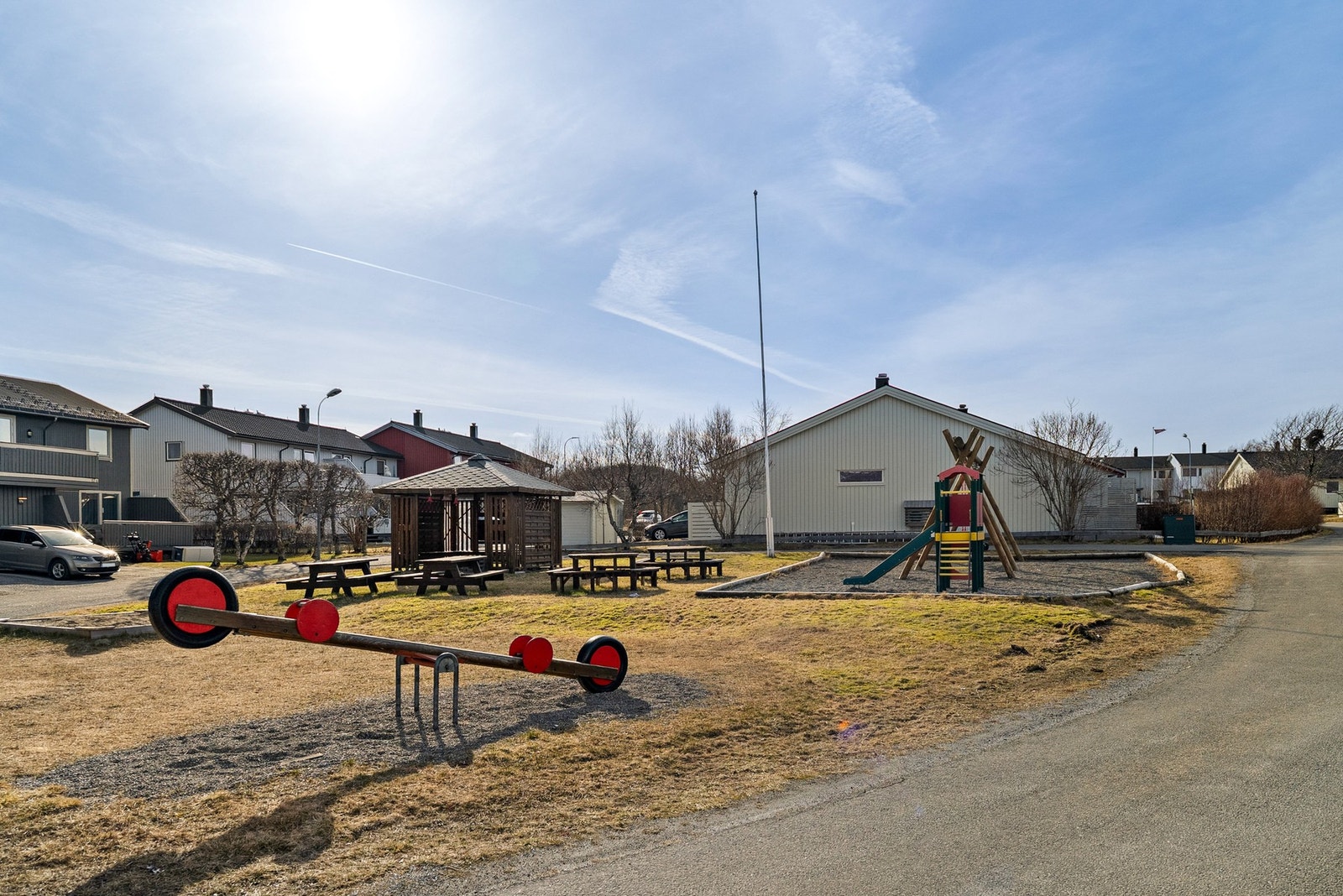 Hyggelig lekeplass like utfor. Galleribilde