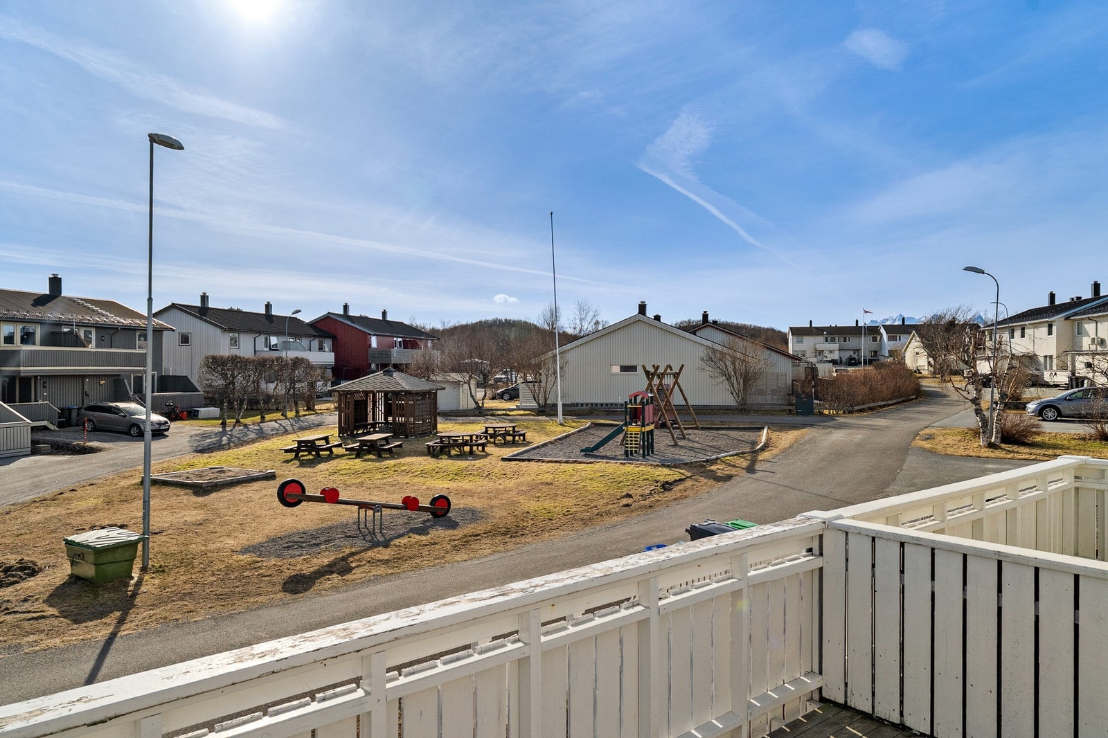 Sørvendt balkong med gode solforhold. Lekeplass like ved. Galleribilde