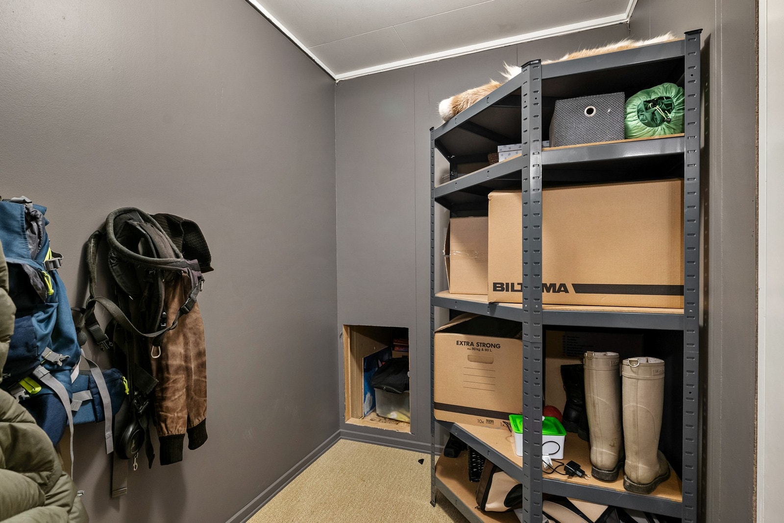 I tilknytning entré er det to boder (nr. 2 er ikke avbildet). Adkomst via luke i gulv til krypkjeller. Galleribilde