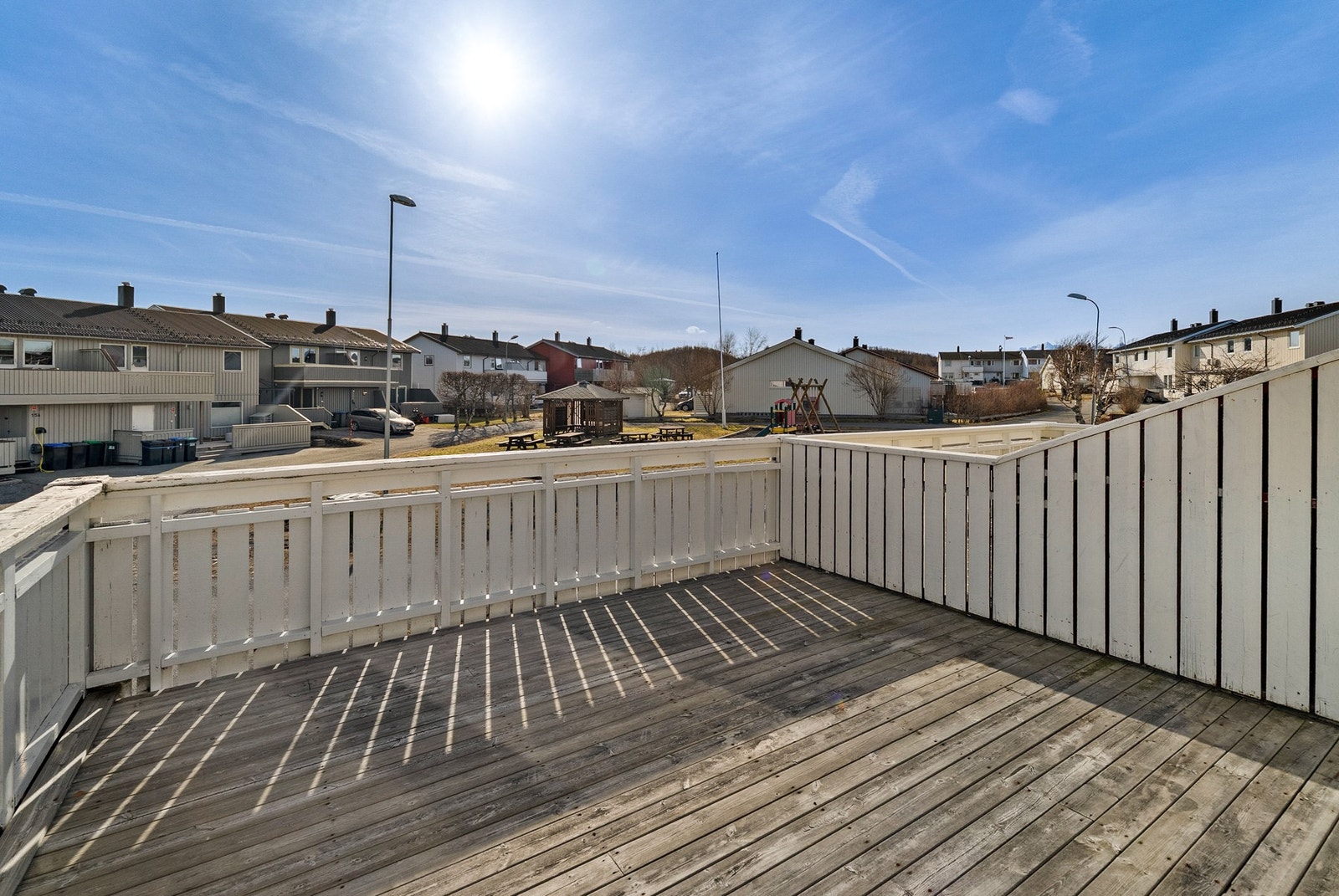 Sørvendt balkong på ca. 18 m² med gode solforhold og god plass til utemøblement. Galleribilde