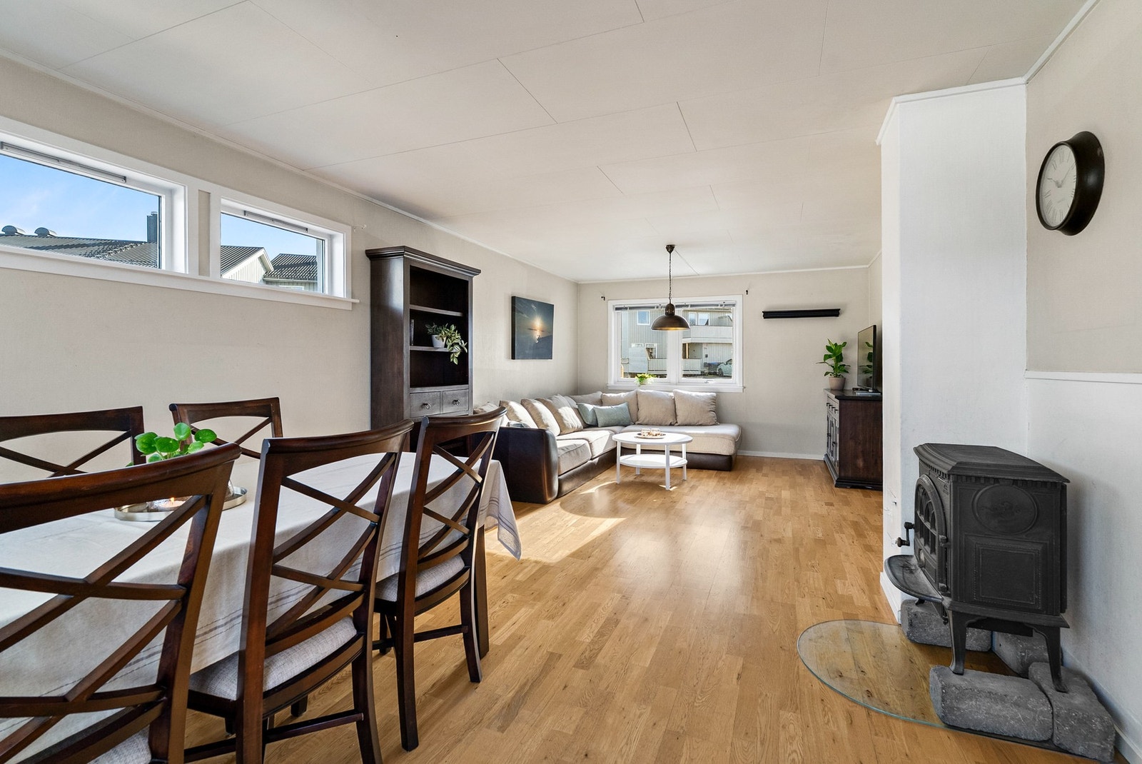 God plass til stort spisebord - hyggelig plass å samle venner og familie. Galleribilde