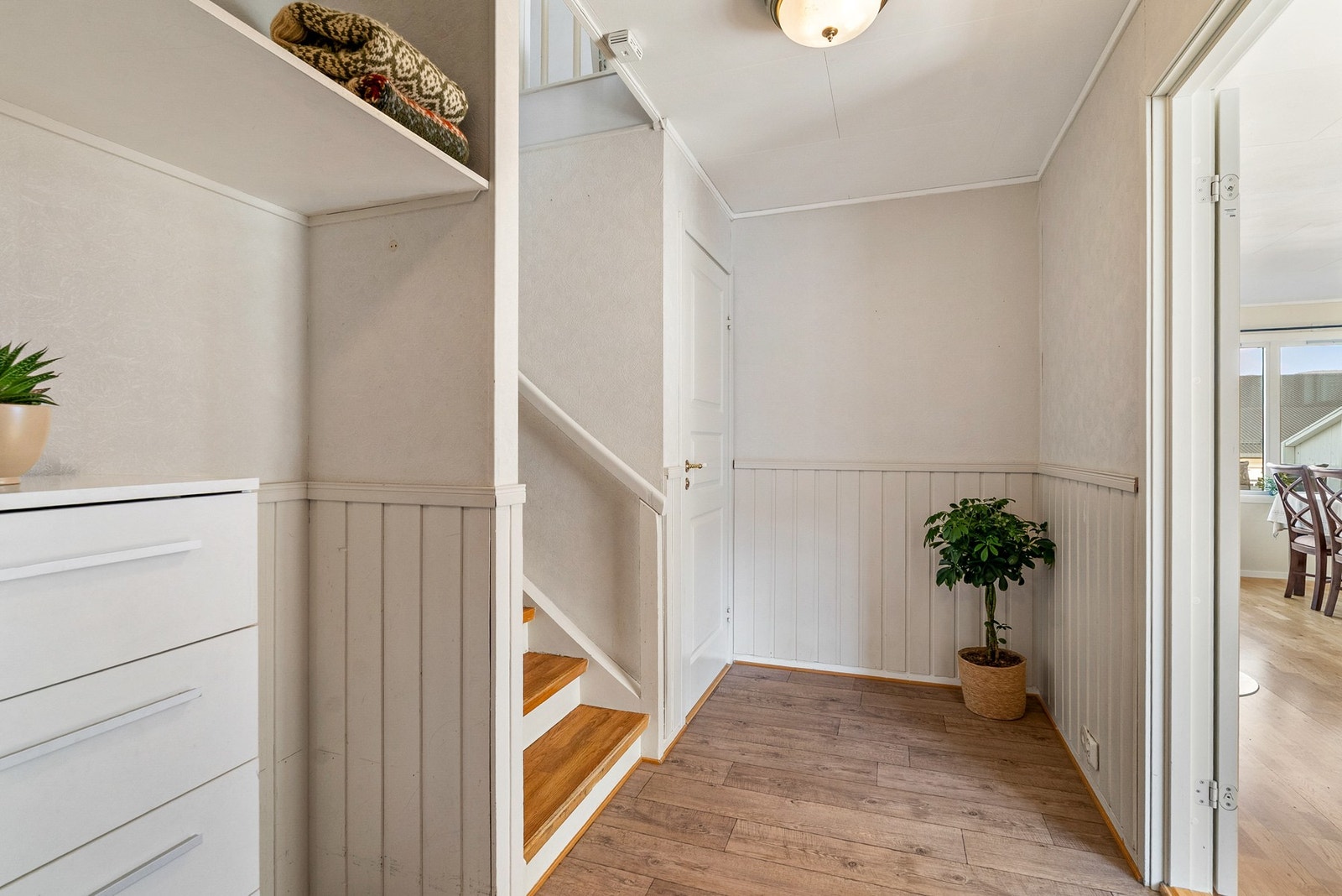 Trappegang med toalettrom og adkomst videre inn i stue. Galleribilde