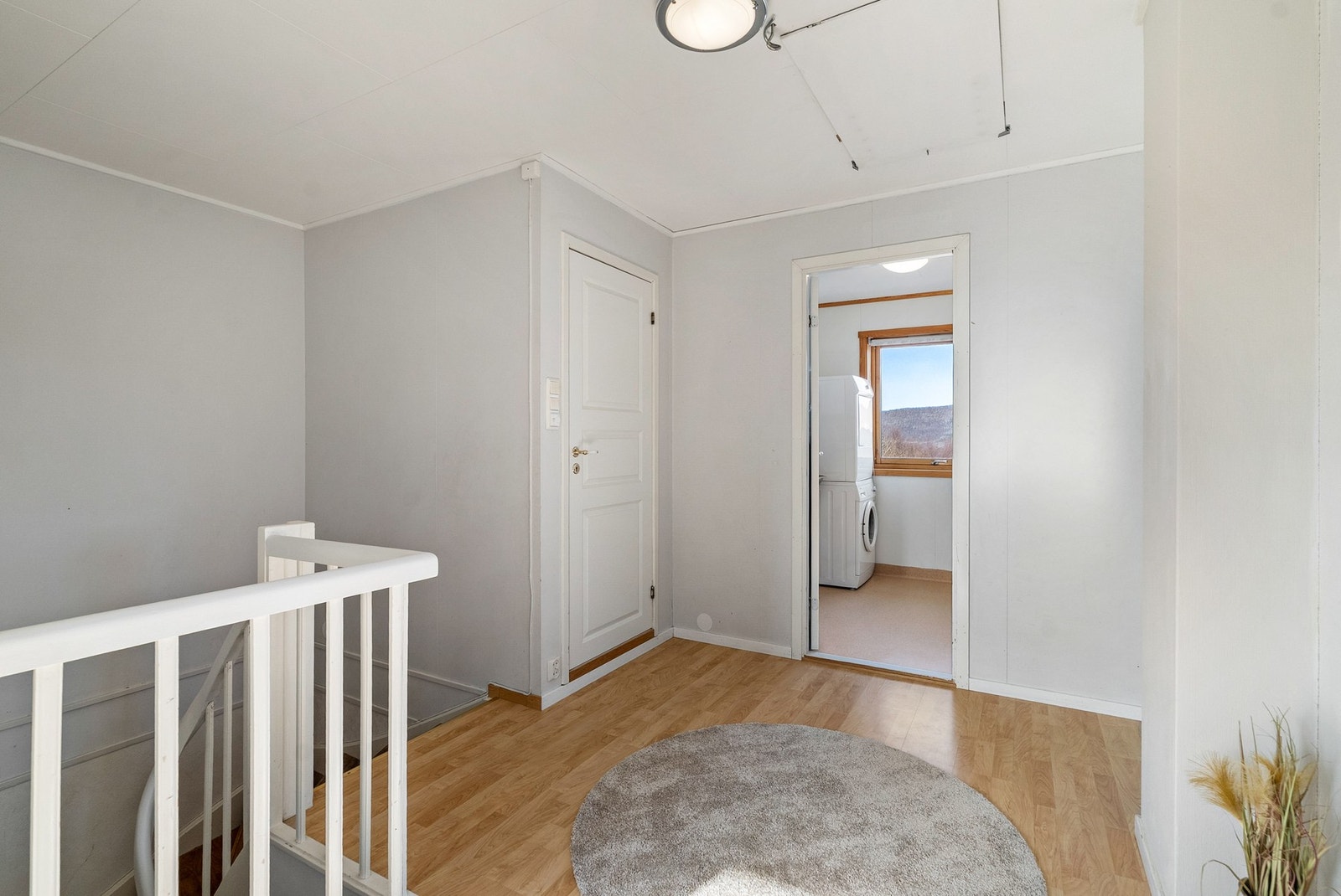 I 2. etasje er det bad, vaskerom og 4 soverom. Luke i himling til kaldloft med god lagringsplass. Galleribilde