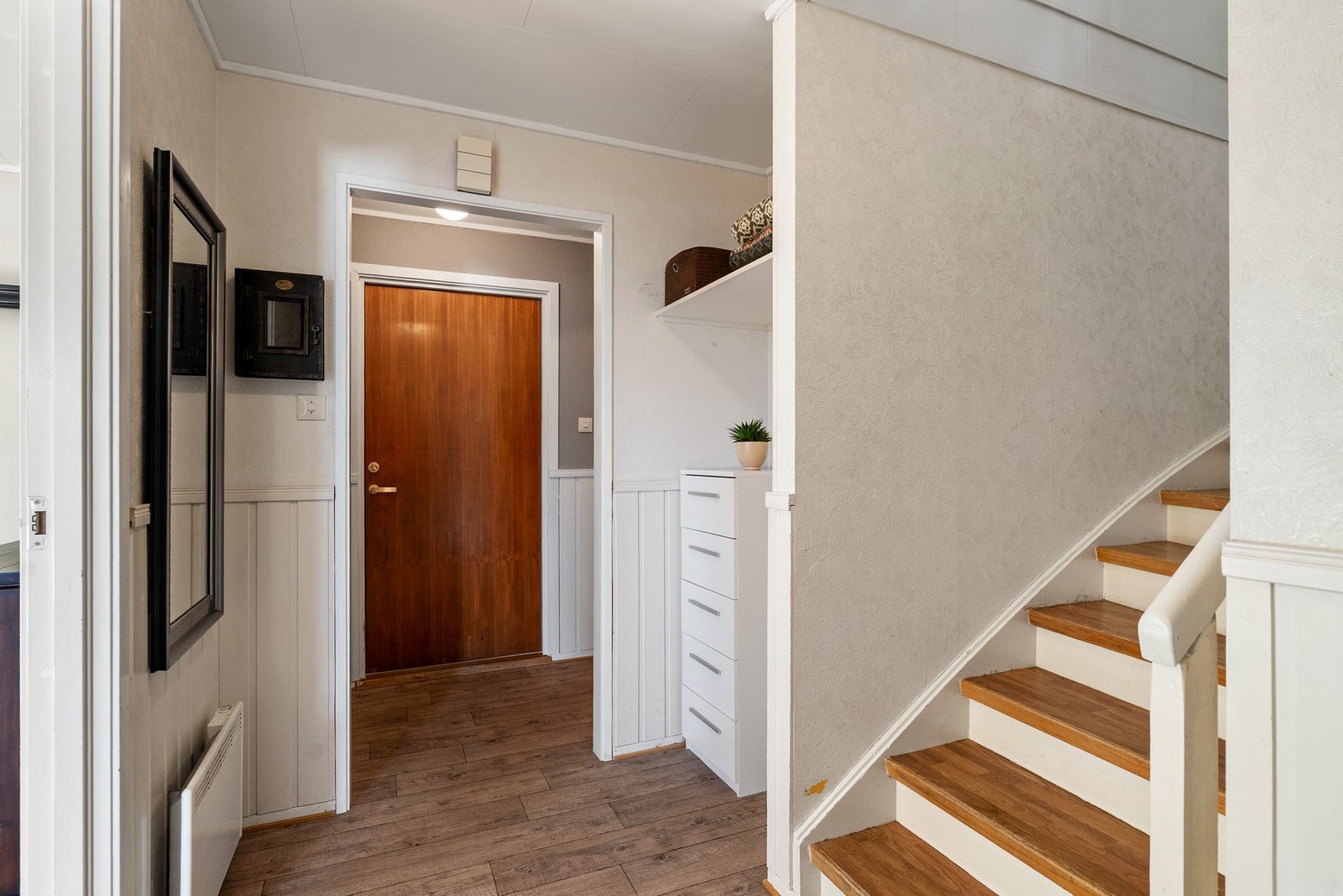 Velkommen inn - entré/mellomgang med oppbevaringsplass. Galleribilde