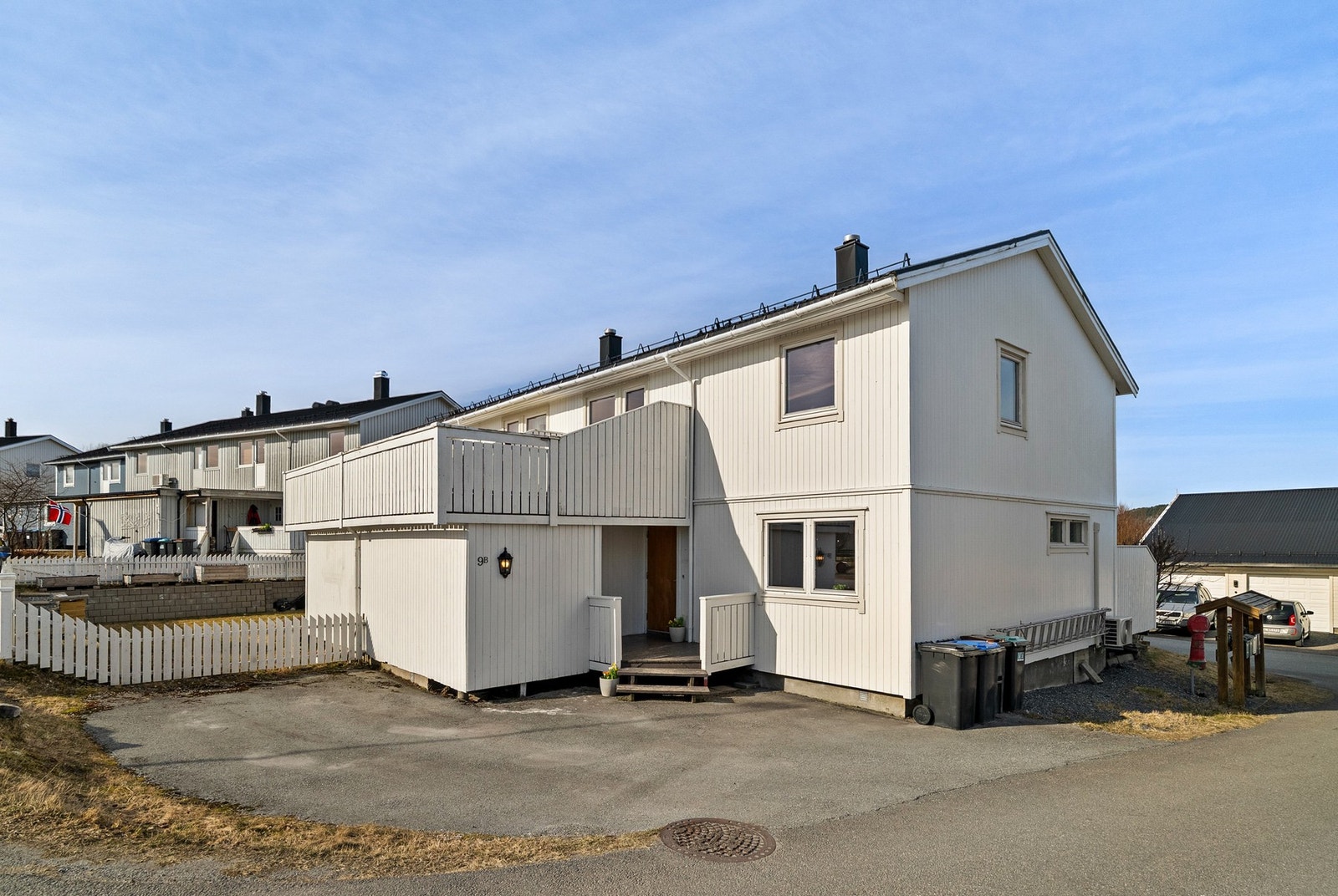 Parkering for 2 biler i egen innkjørsel samt egen utvendig p-plass ved garasjerekka like ved. Utebod ved inngangsparti. Galleribilde