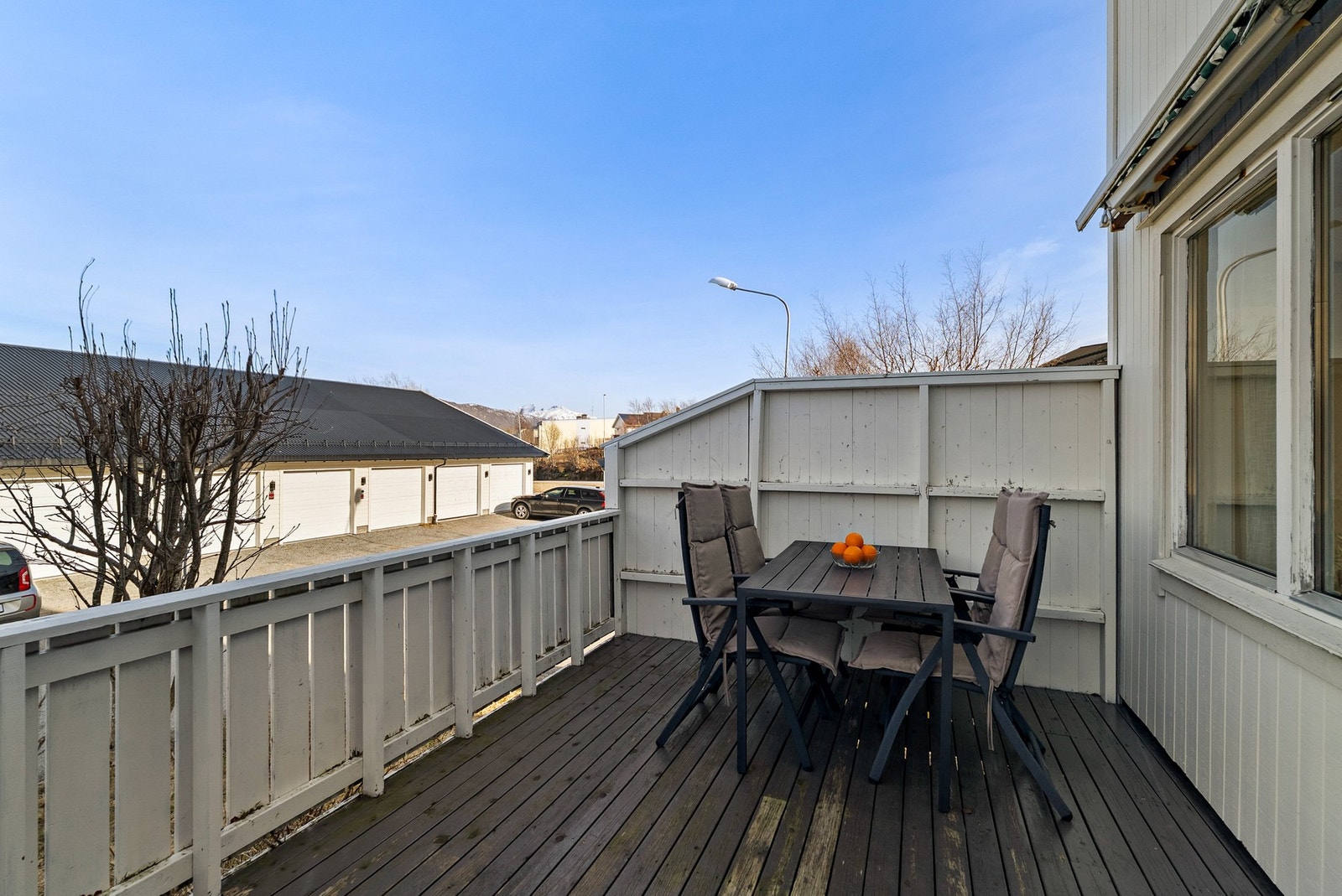 Nordvestvendt veranda på ca. 13 m² med ettermiddag/kveldssol. Galleribilde