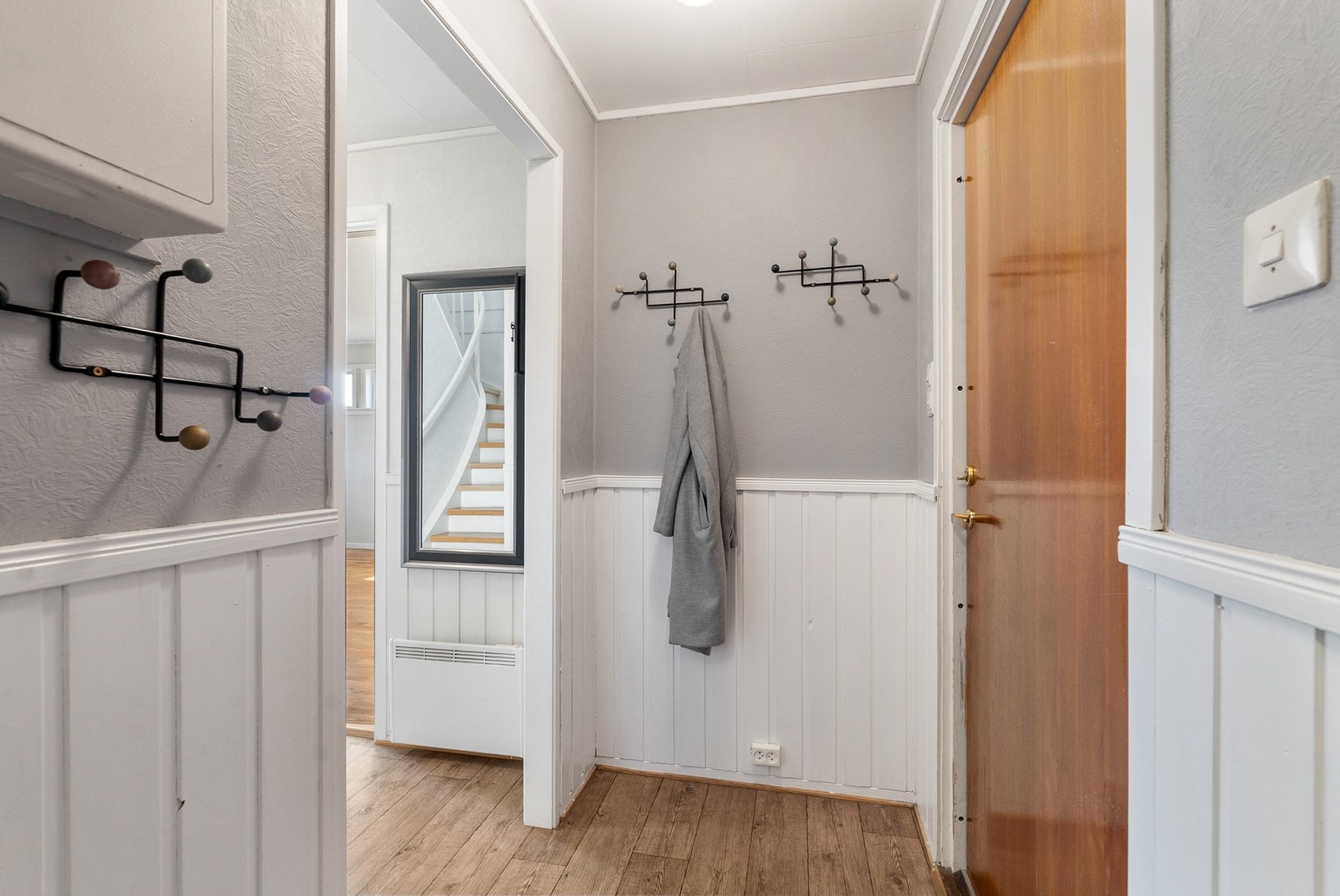 Entré med plass til oppheng langs vegg. Adkomst direkte til to praktiske boder. Galleribilde