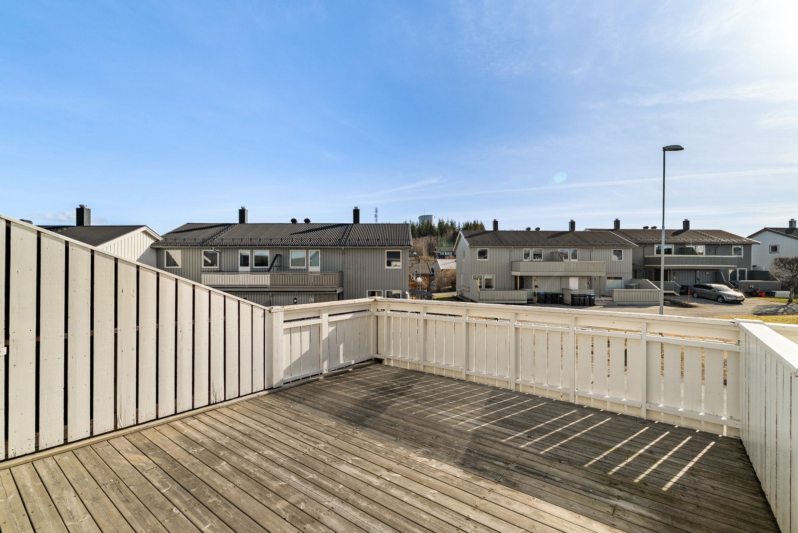 Sørvendt balkong på ca. 18 m² med gode solforhold og god plass til utemøblement. Galleribilde